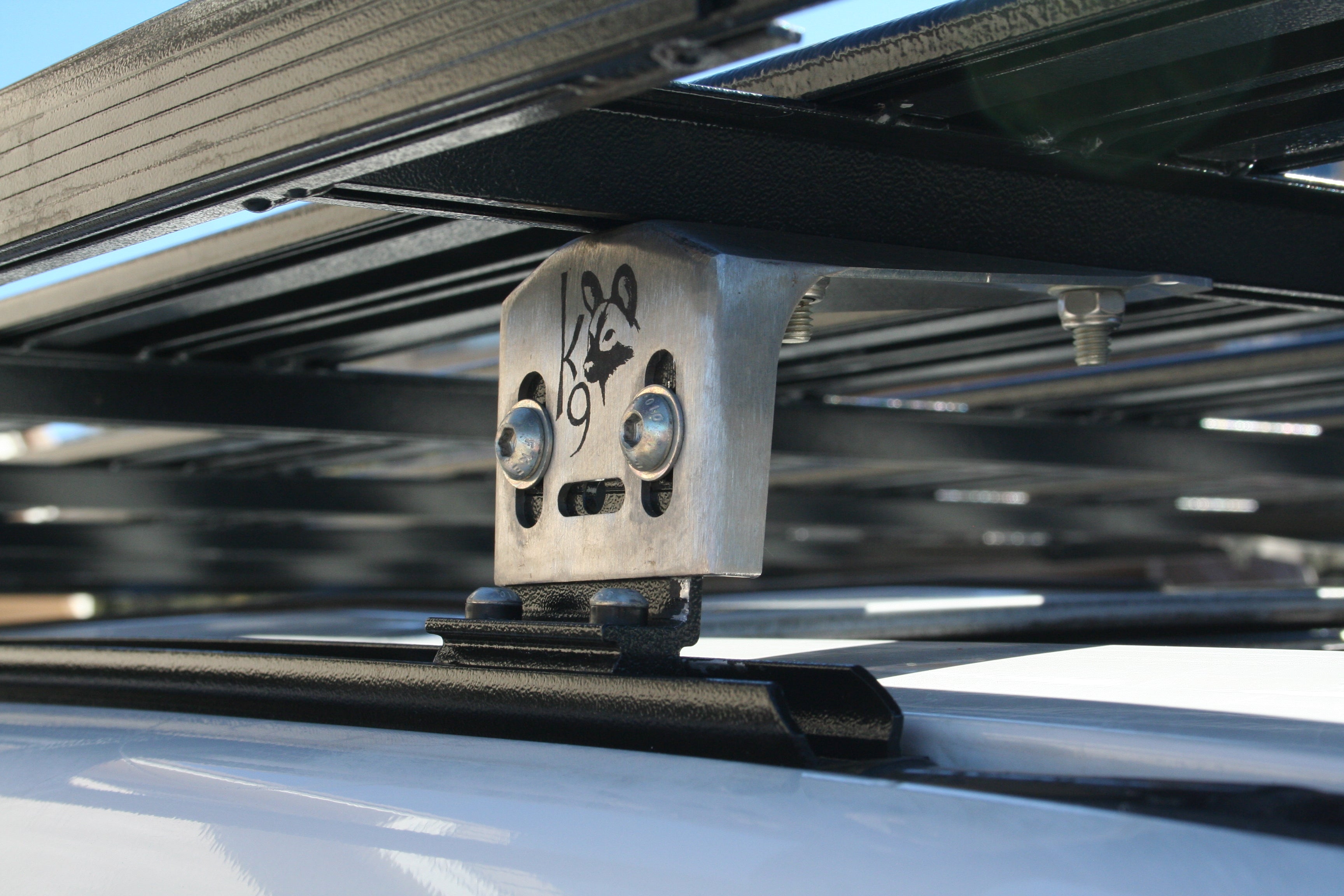 装备丰田陆地巡洋舰 100 系列 K9 车顶行李架套件