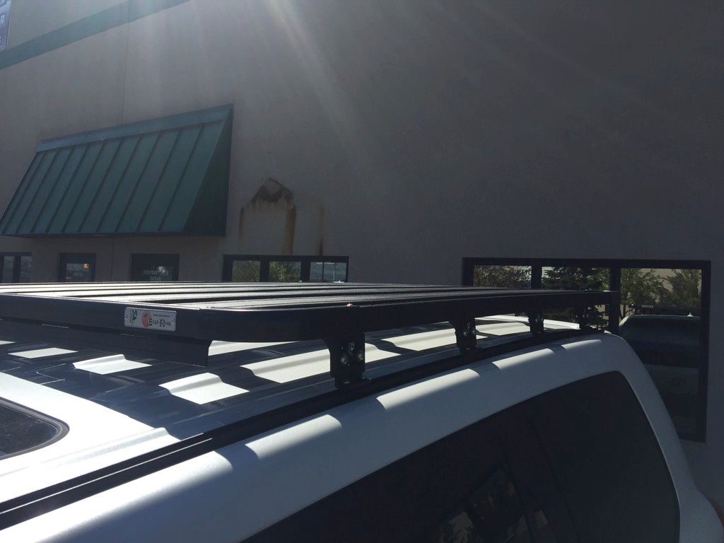 装备丰田陆地巡洋舰 200 系列 K9 车顶行李架套件