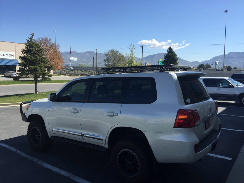 装备丰田陆地巡洋舰 200 系列 K9 车顶行李架套件