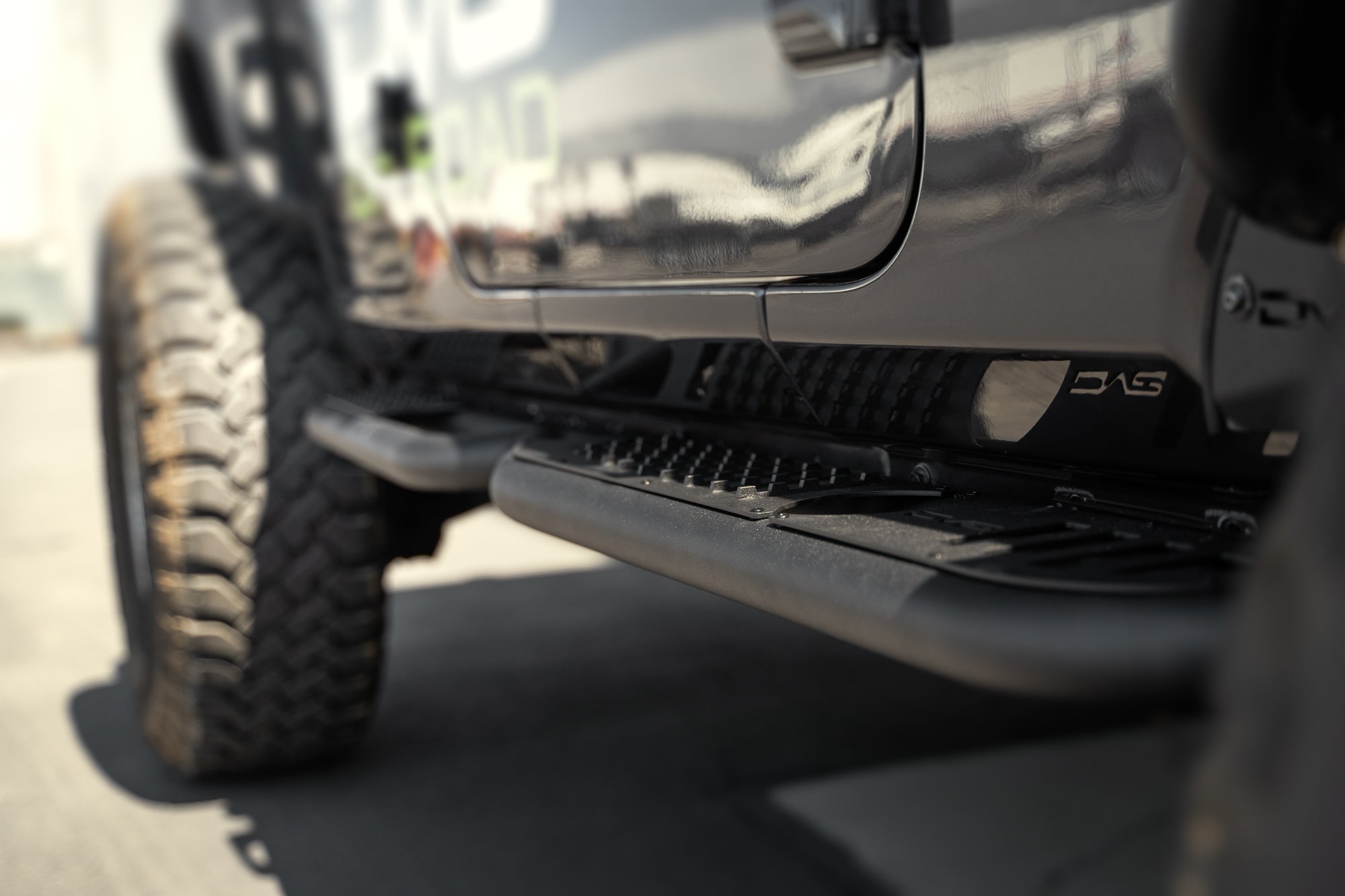 2018-2023-Jeep-Wrangler-JL-OE-Plus-4-Door-Side-Steps_installed_5 - NVMOS