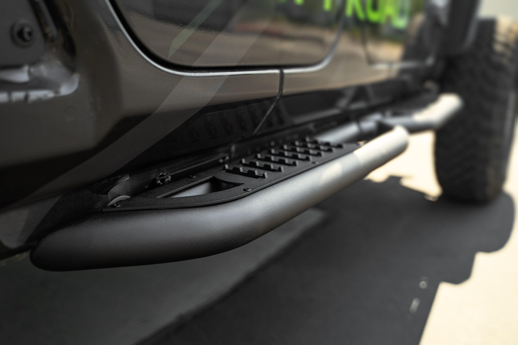 2018-2023-Jeep-Wrangler-JL-OE-Plus-4-Door-Side-Steps_installed_6 - NVMOS