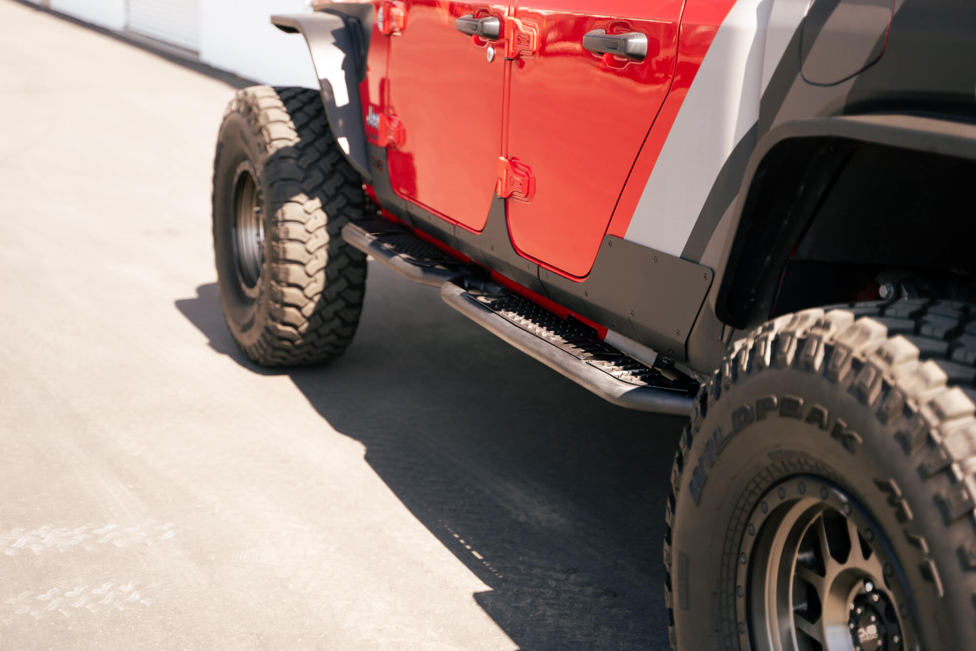 2020-2023-Jeep-Gladiator-JT-OE-Plus-Side-Steps_Installed-2 - NVMOS
