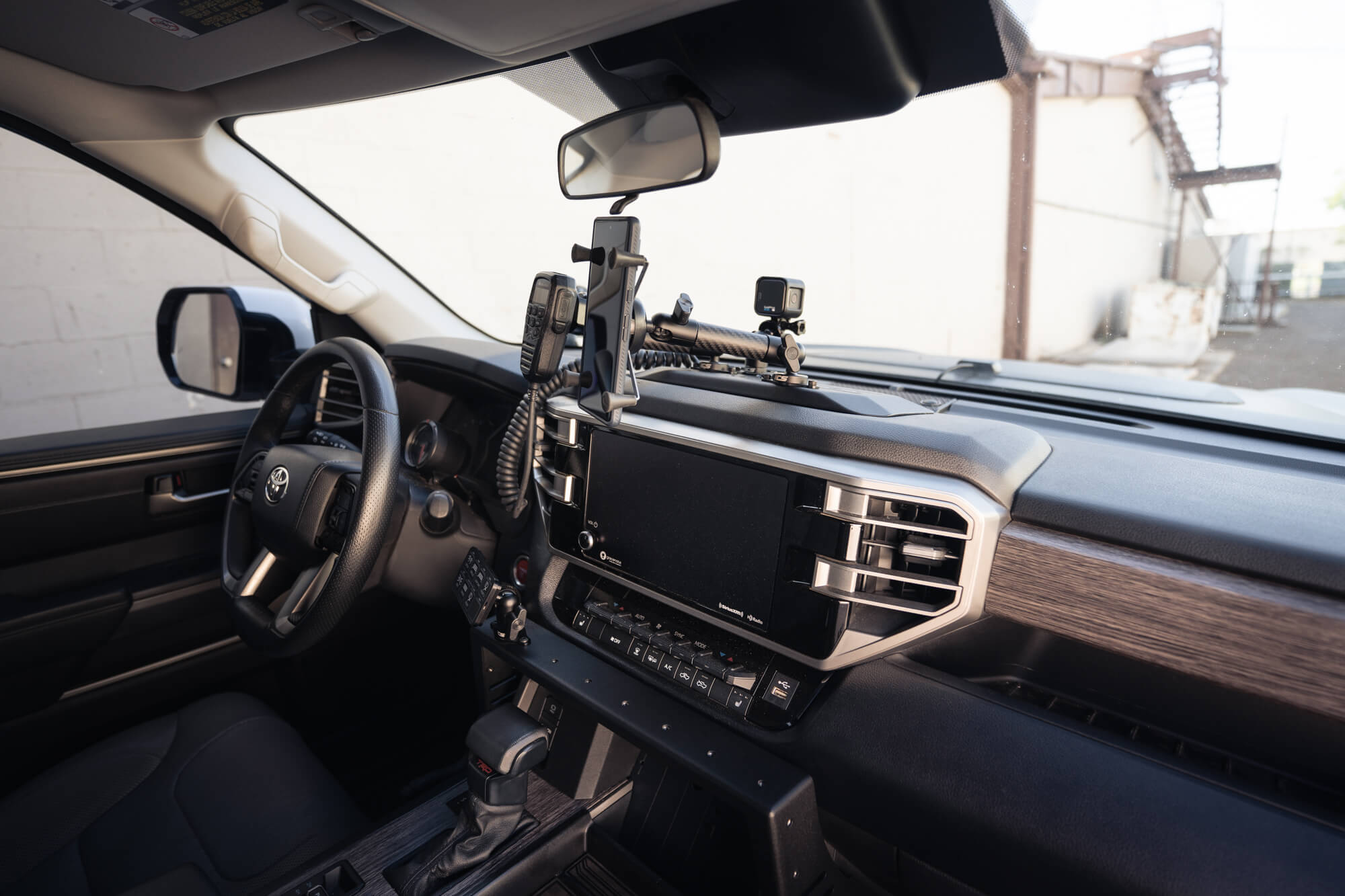 2022-2023-Toyota-Tundra-Digital-Device-Dash-Mount_Installed-11 - NVMOS