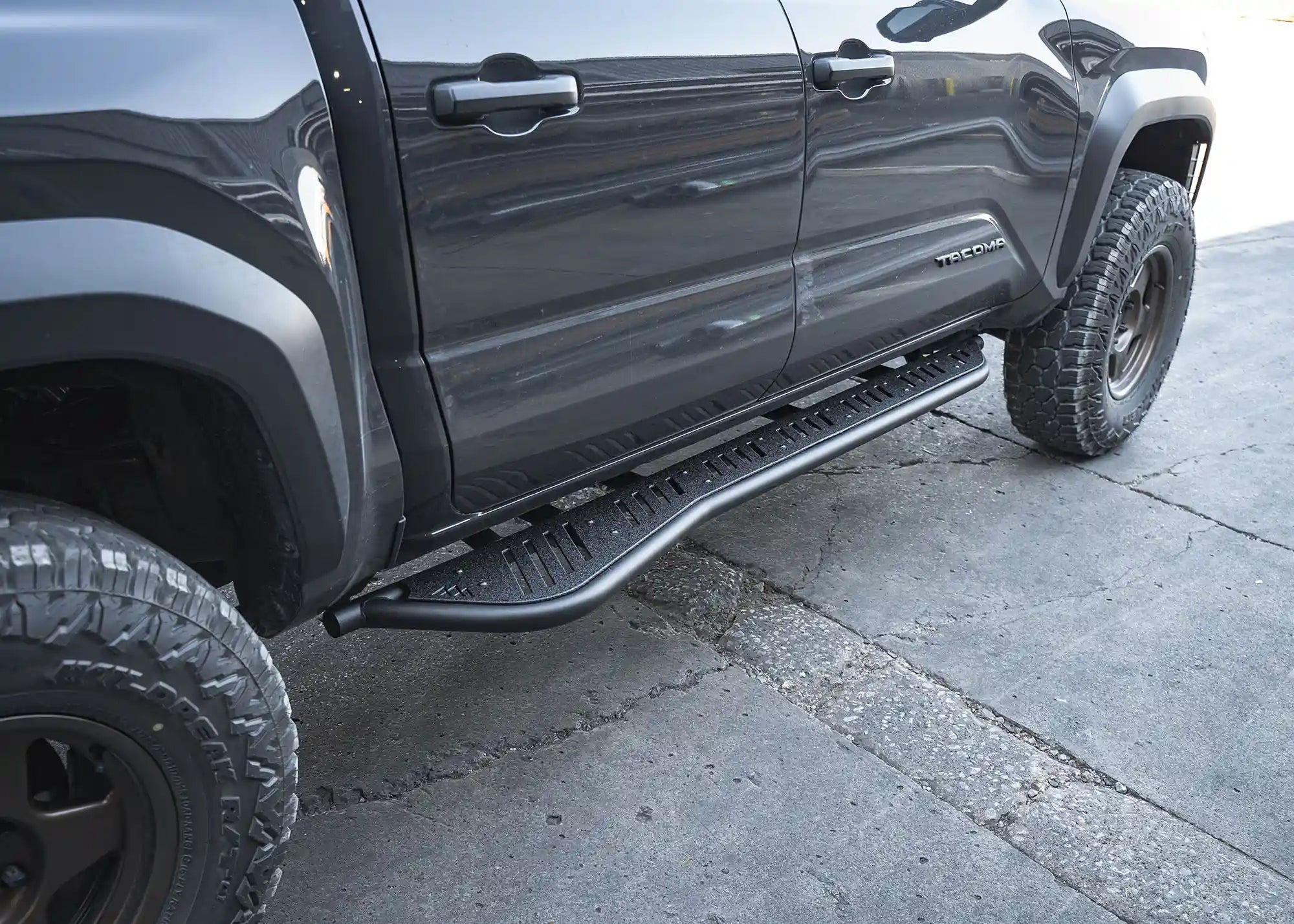 2024-4th-gen-tacoma-rock-sliders-side-steps-top-plate - NVMOS