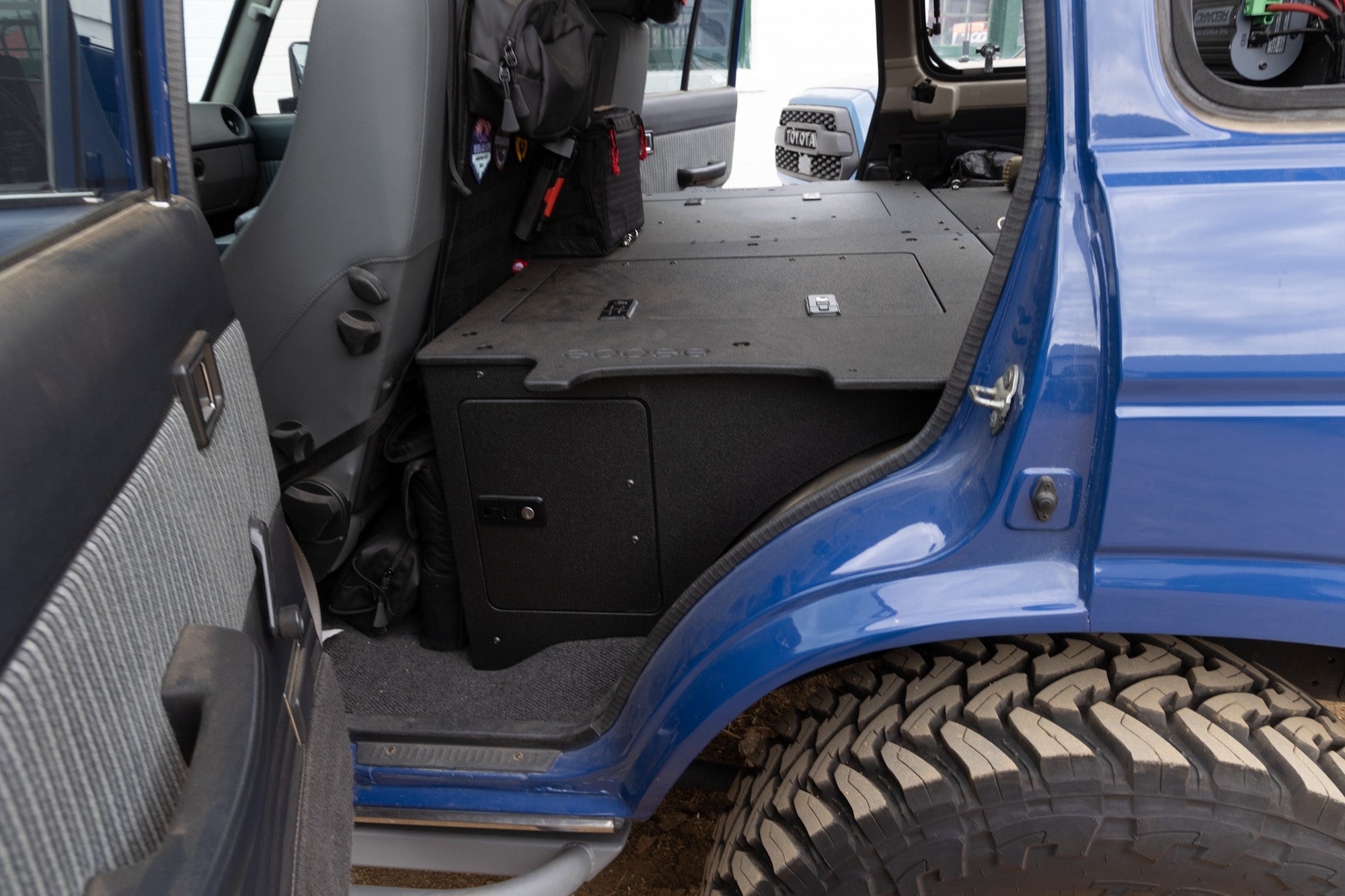 Toyota Land Cruiser 1980-1989 Serie 60 - Sistema de placa de eliminación de asientos de la segunda fila - Altura del módulo