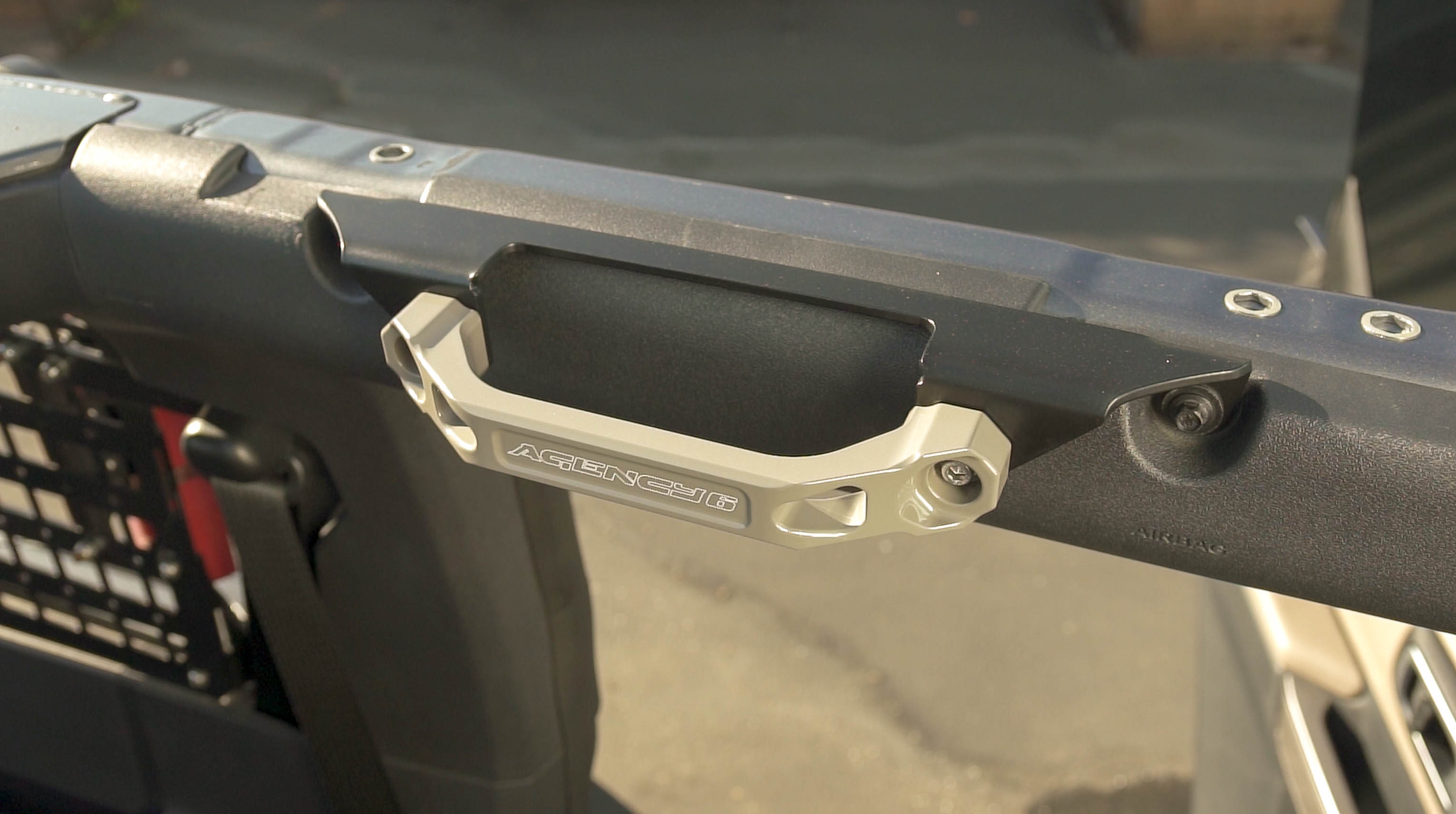 BRONCO_GRAB_HANDLE_STILL_06 - NVMOS