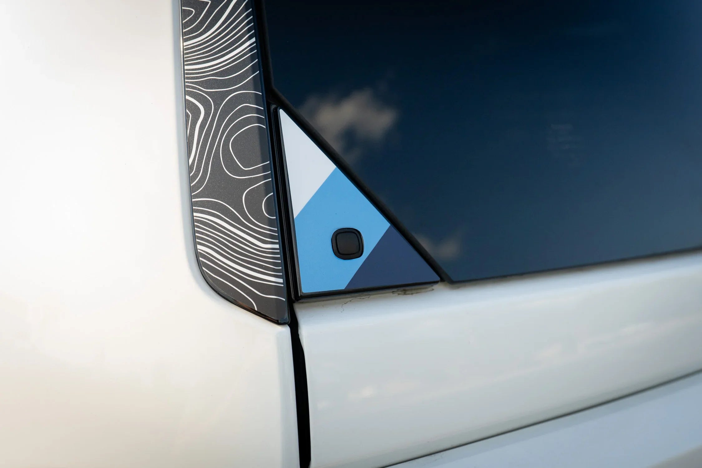 Heritage Rear Glass Button Trim Overlay - 2024+ Land Cruiser / GX 550