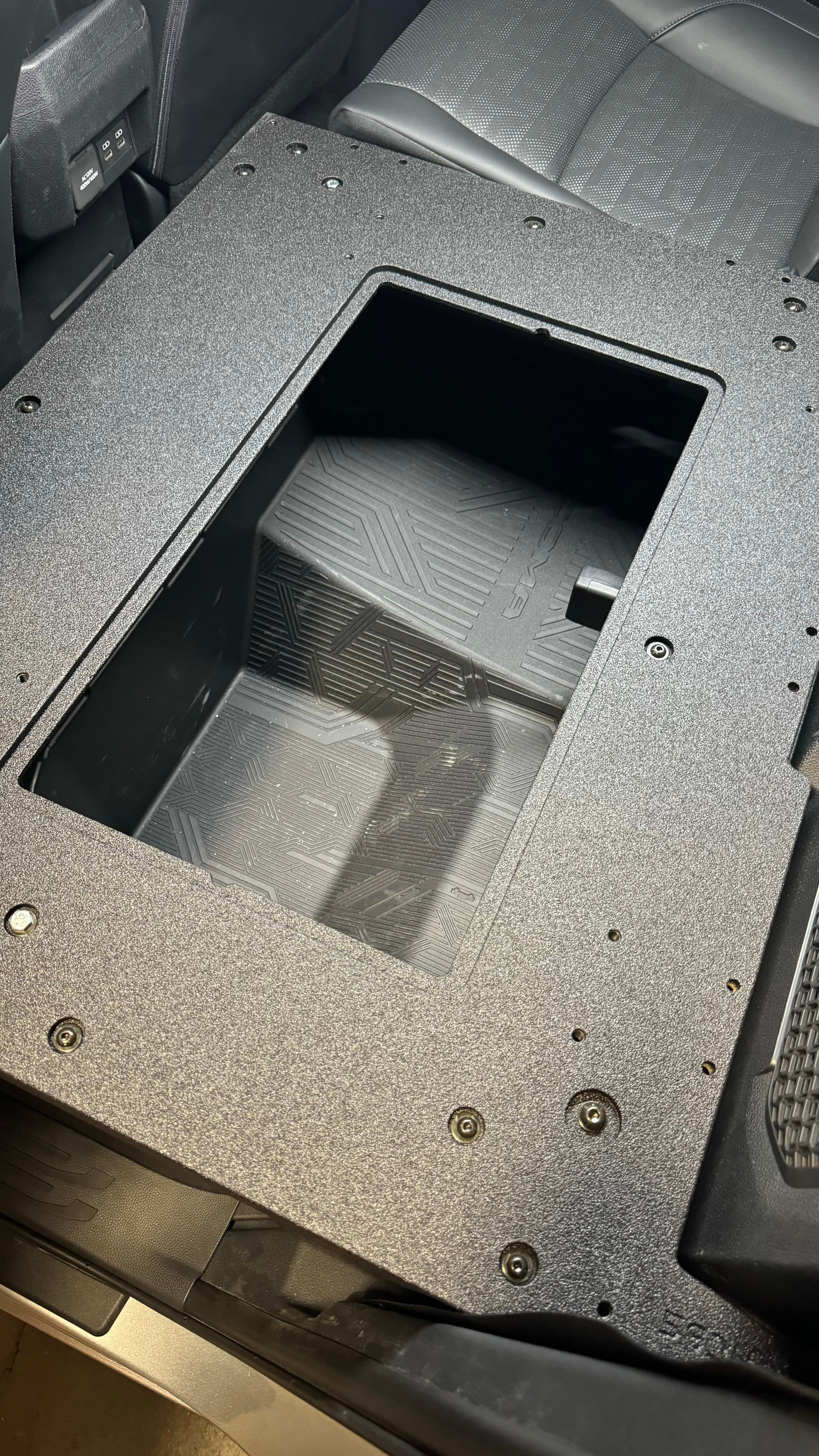 Toyota Tacoma - 2024-presente - 4.ª generación - No híbrido - Cabina doble - Serie Explore - Sistema de placa de eliminación de asientos - Segunda fila