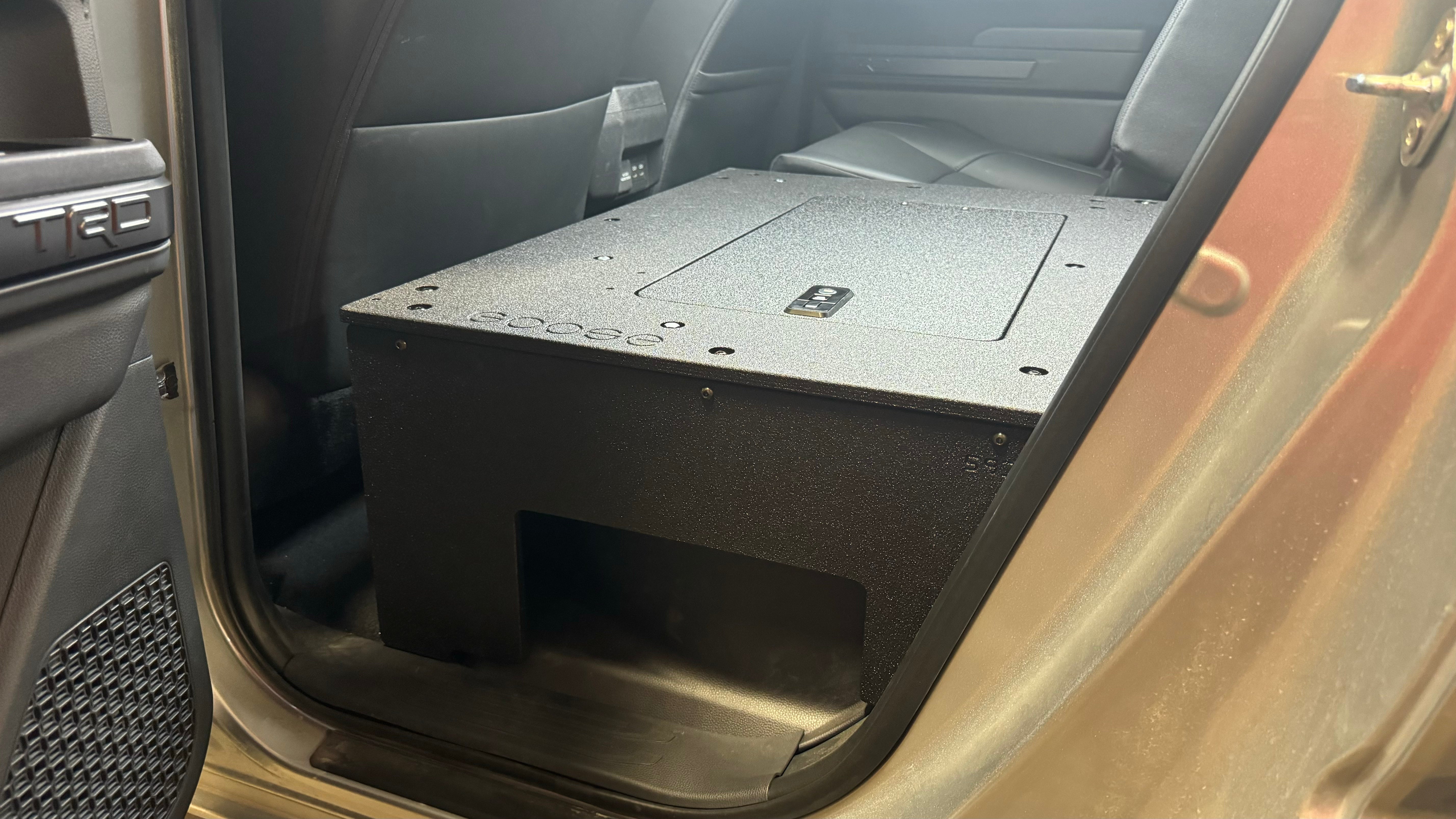 Toyota Tacoma - 2024-presente - 4.ª generación - No híbrido - Cabina doble - Serie Explore - Sistema de placa de eliminación de asientos - Segunda fila