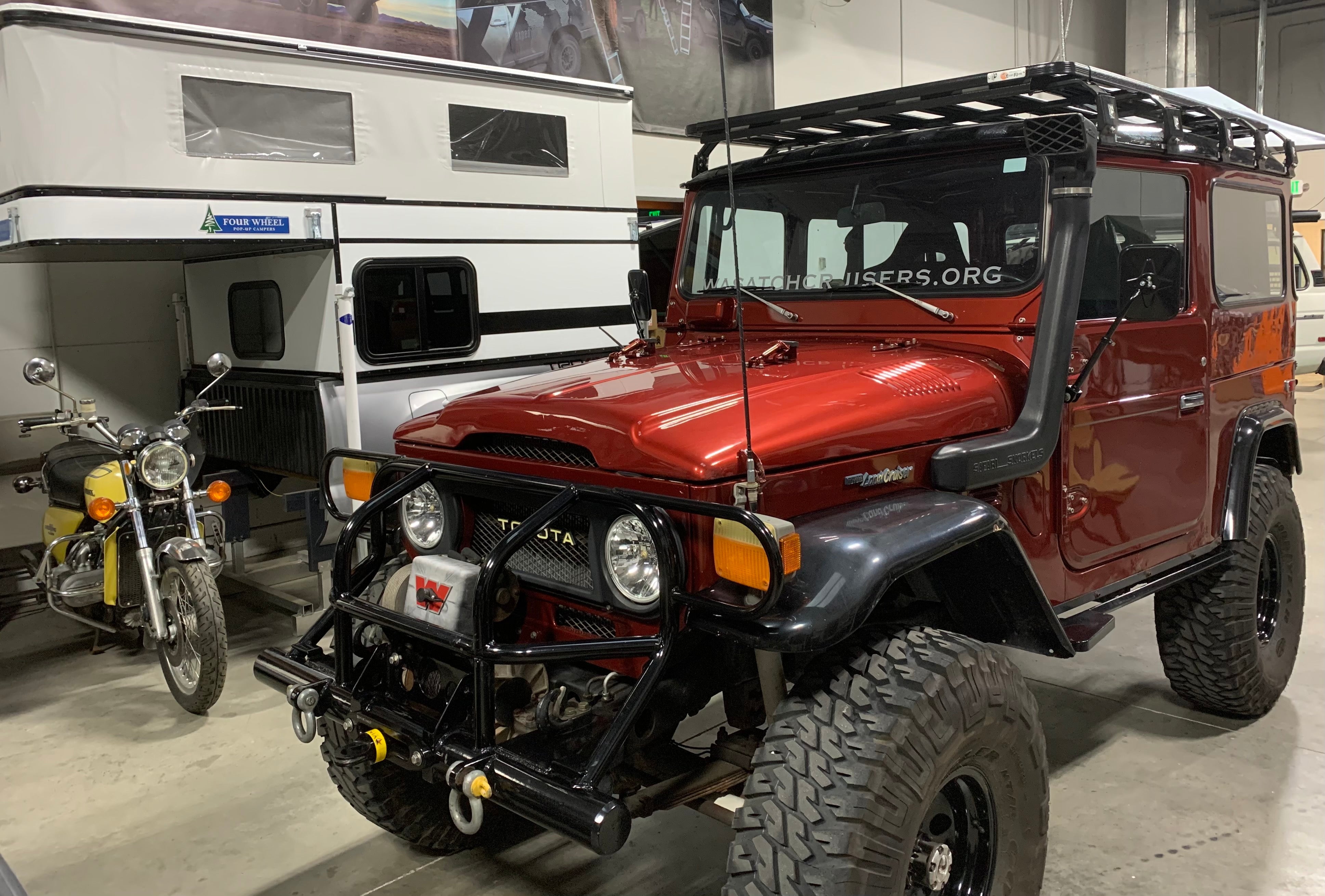 装备丰田陆地巡洋舰 40 系列 K9 车顶行李架套件