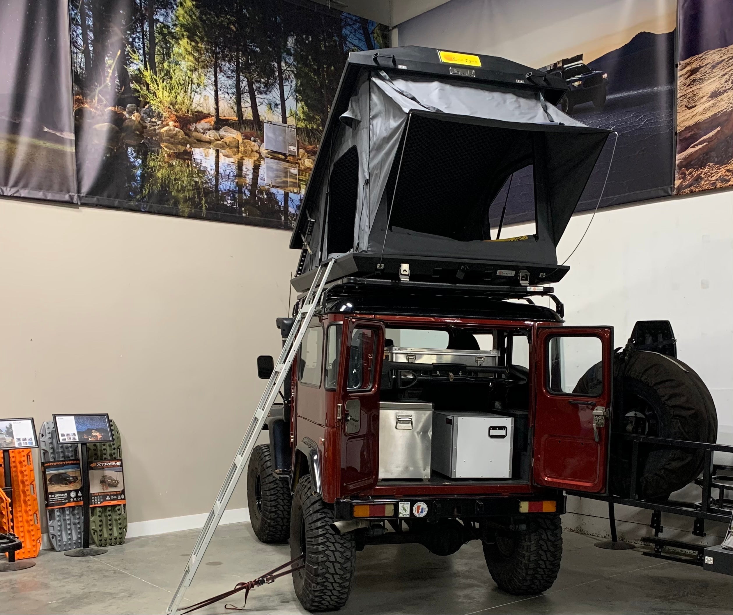 装备丰田陆地巡洋舰 40 系列 K9 车顶行李架套件