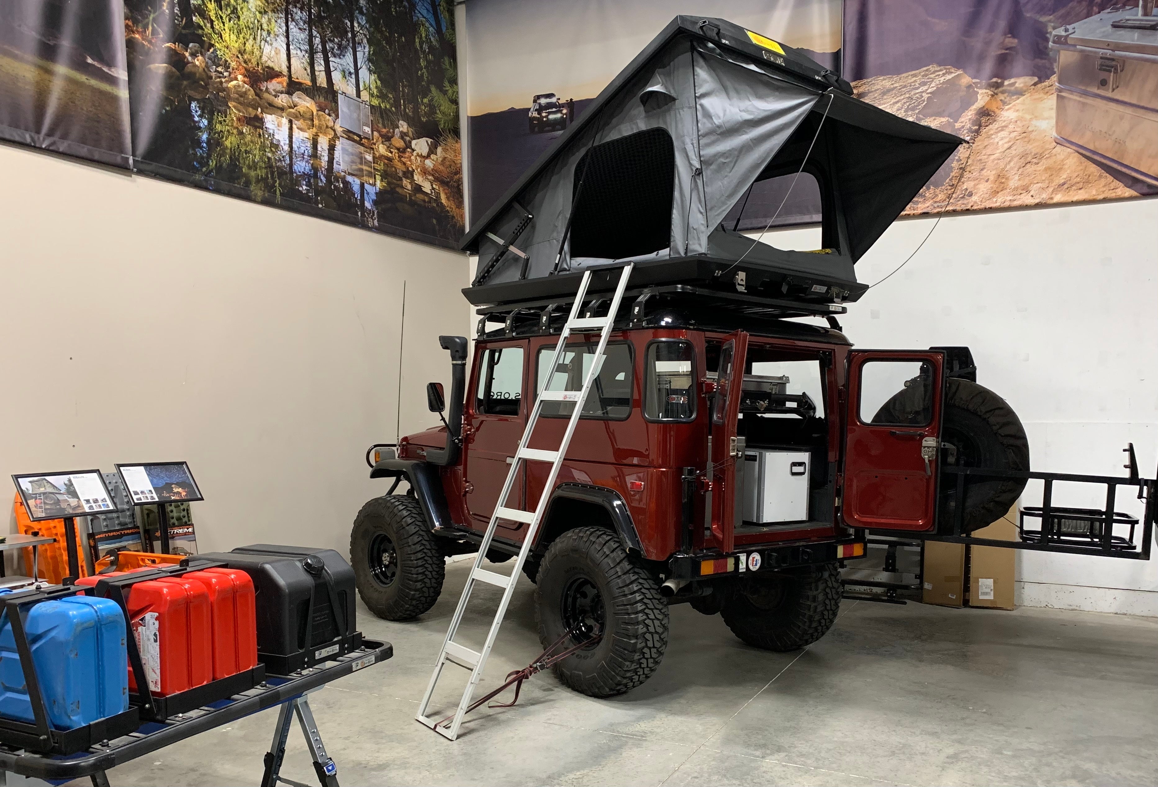 装备丰田陆地巡洋舰 40 系列 K9 车顶行李架套件