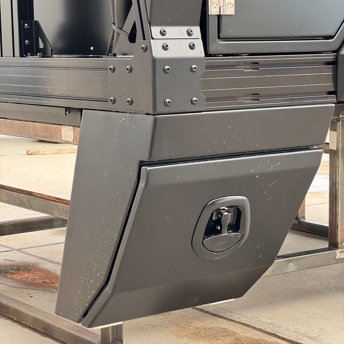 Dirtbox Overland Transformer drop center flatbed for Chevy, GMC and Ford trucks