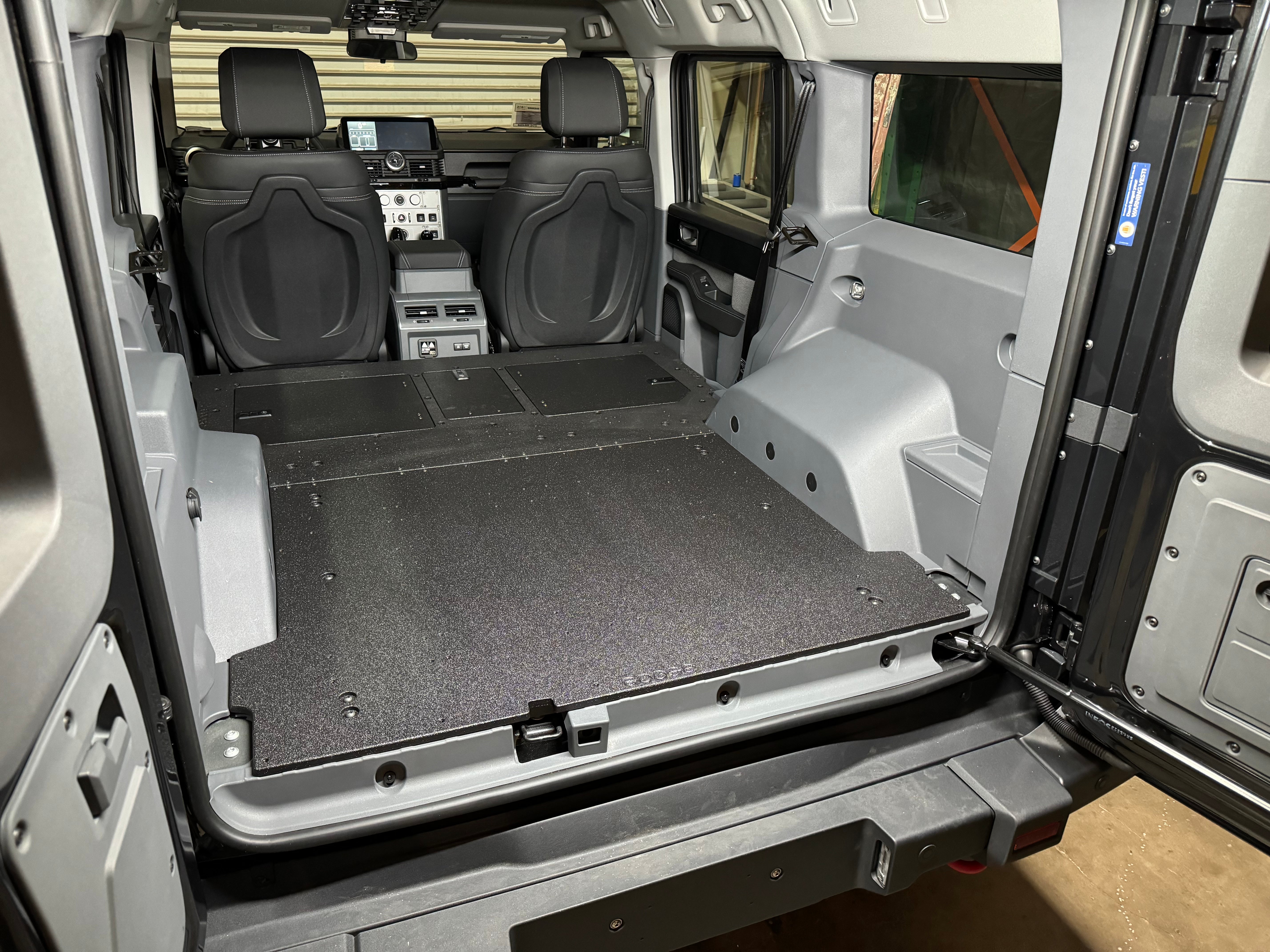 Ineos - Grenadier - 2024-Presente - 1.ª generación - Serie Explore - Sistema de placa de eliminación del asiento de la segunda fila