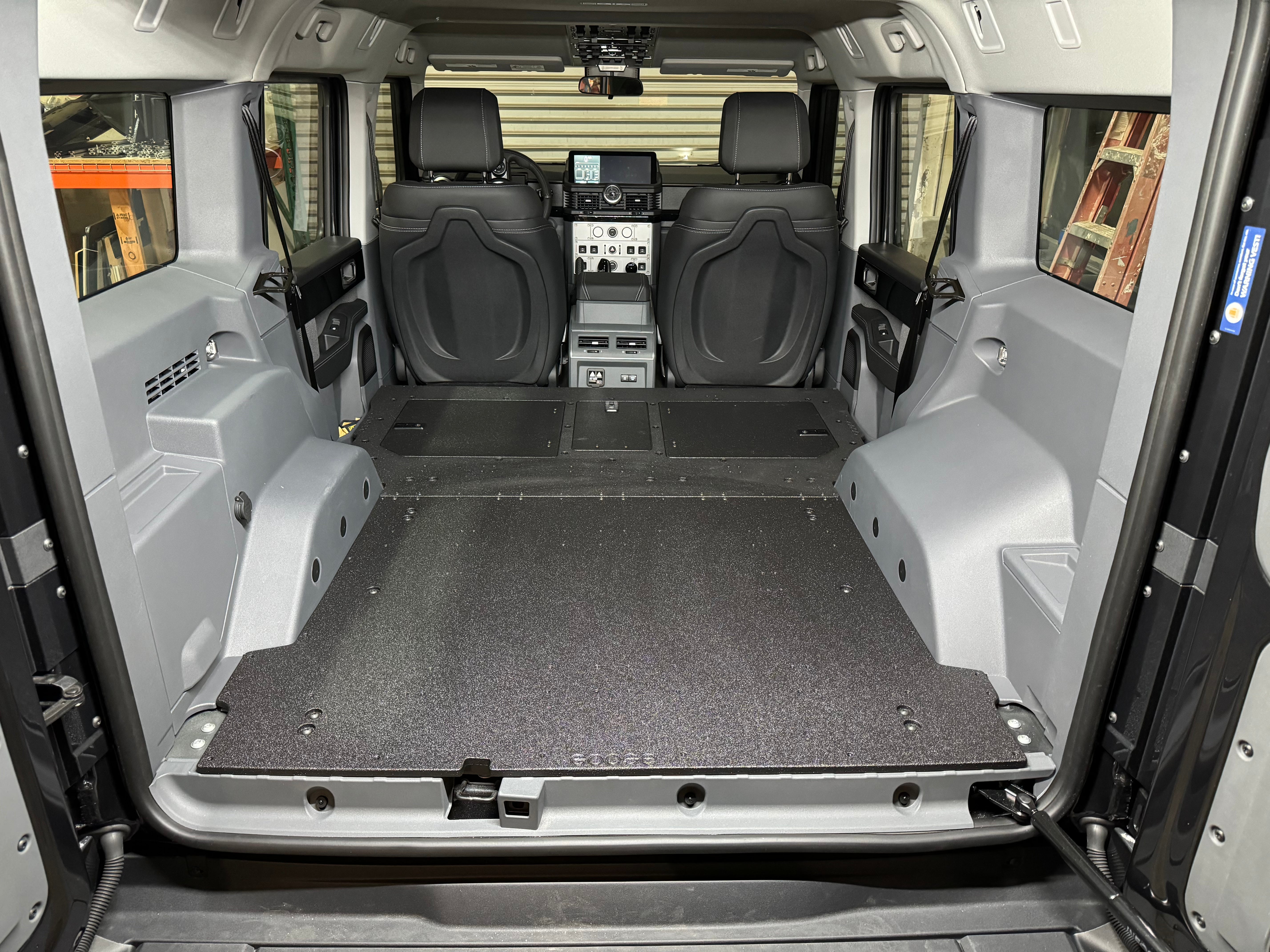 Ineos - Grenadier - 2024-Presente - 1.ª generación - Serie Explore - Sistema de placa de eliminación del asiento de la segunda fila