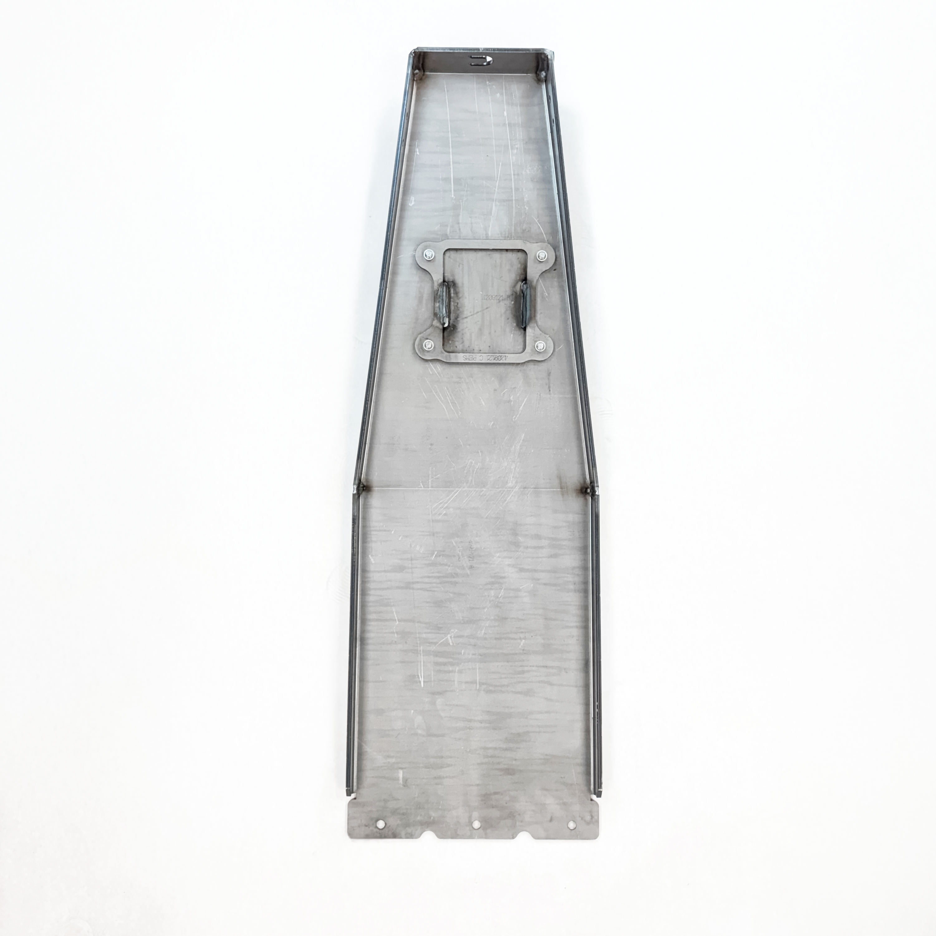 Metal skid plate for off-road vehicle protection, compatible with overlanding trucks