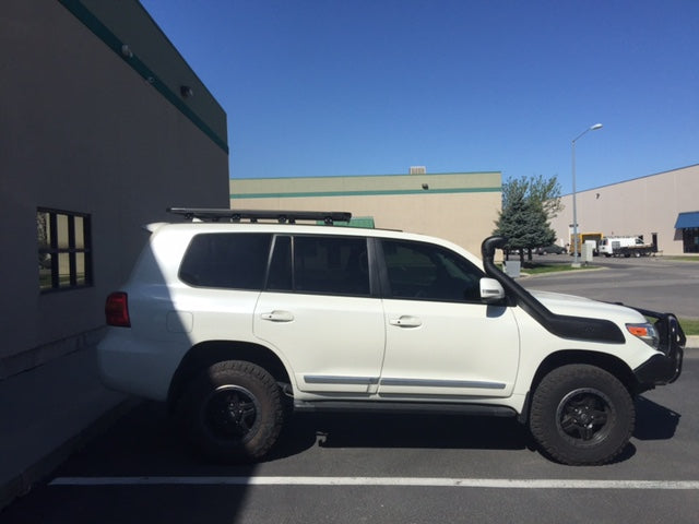 装备丰田陆地巡洋舰 200 系列 K9 车顶行李架套件