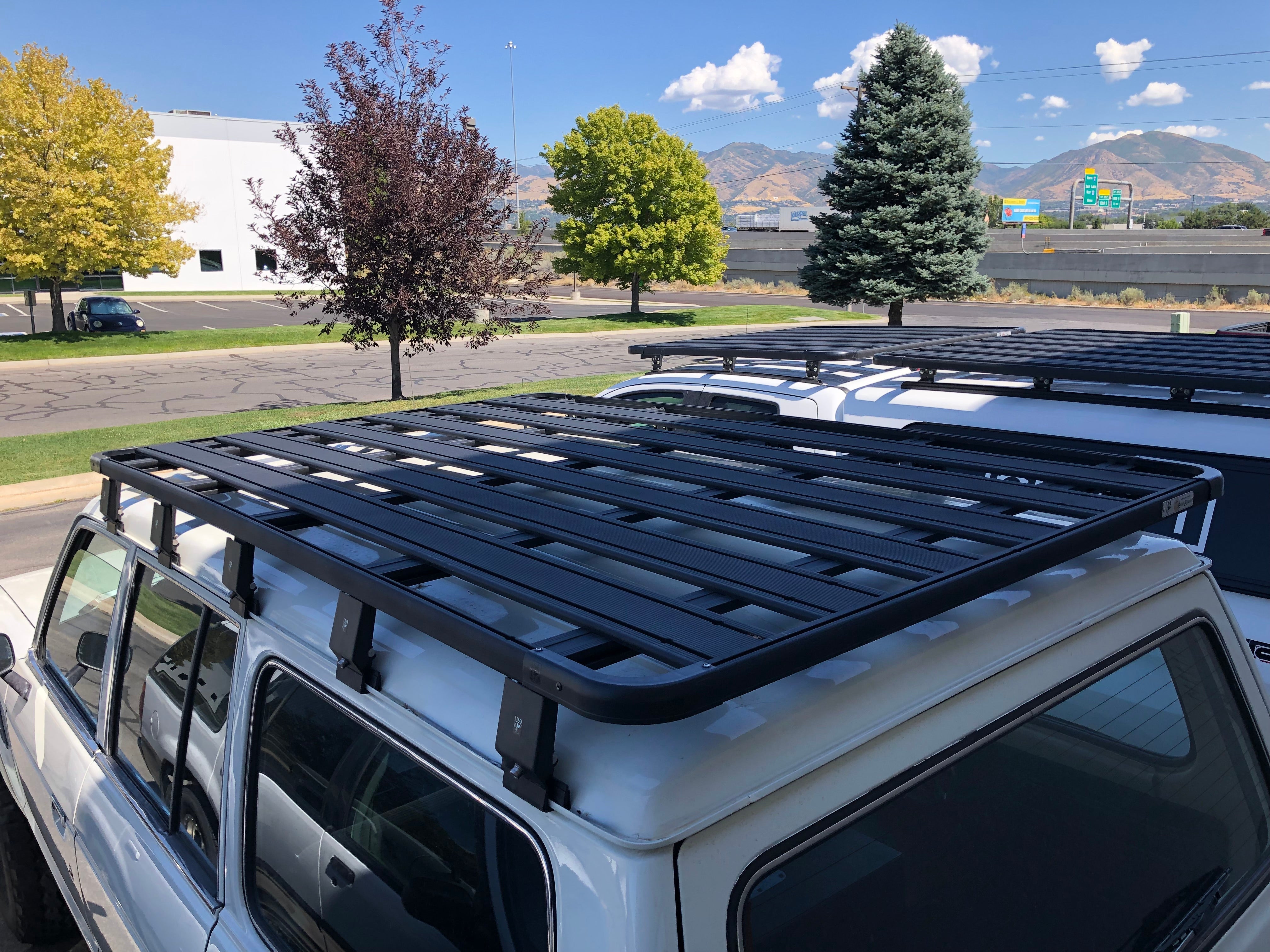 装备丰田陆地巡洋舰 60 系列 K9 车顶行李架套件