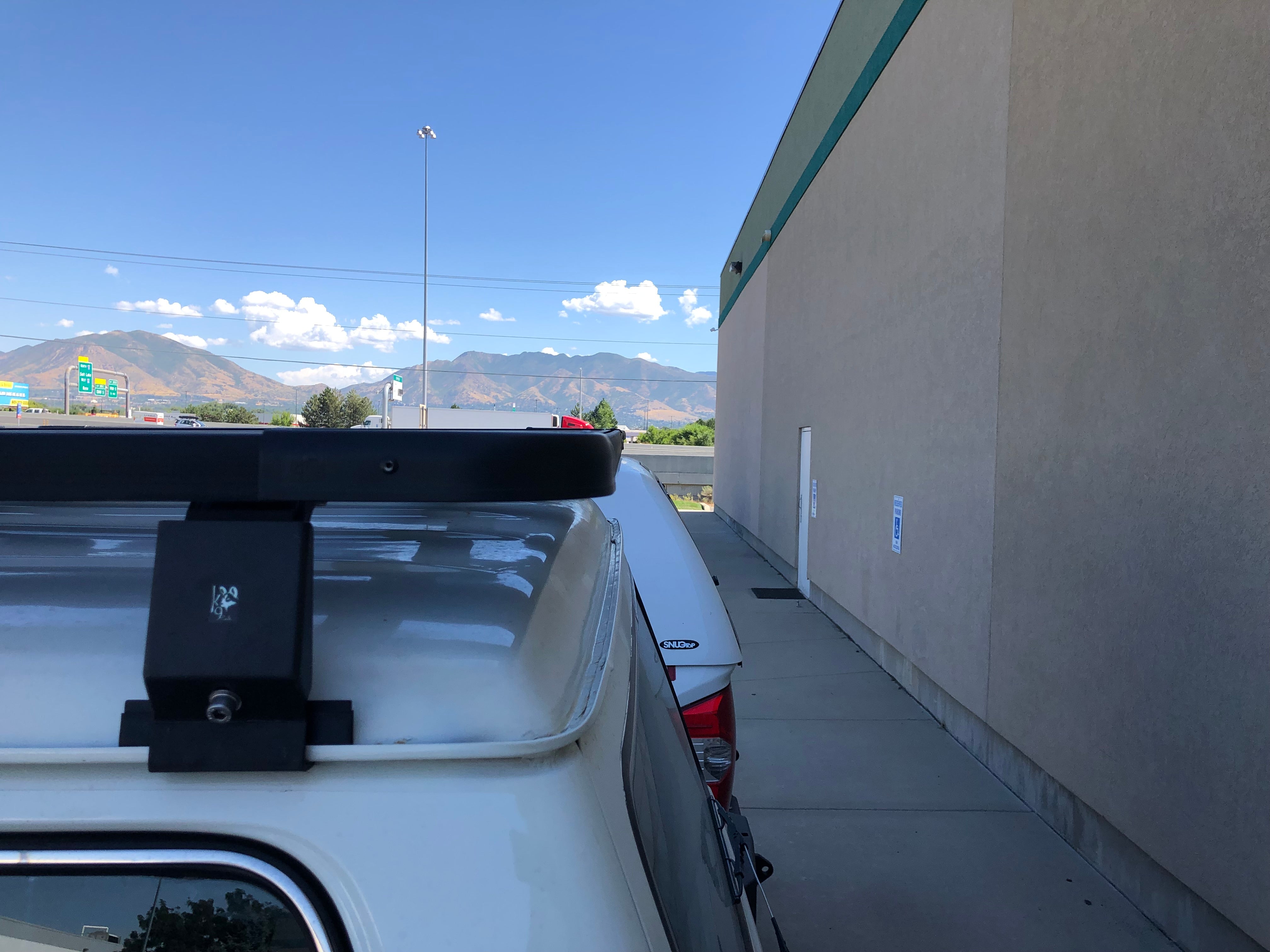 装备丰田陆地巡洋舰 60 系列 K9 车顶行李架套件