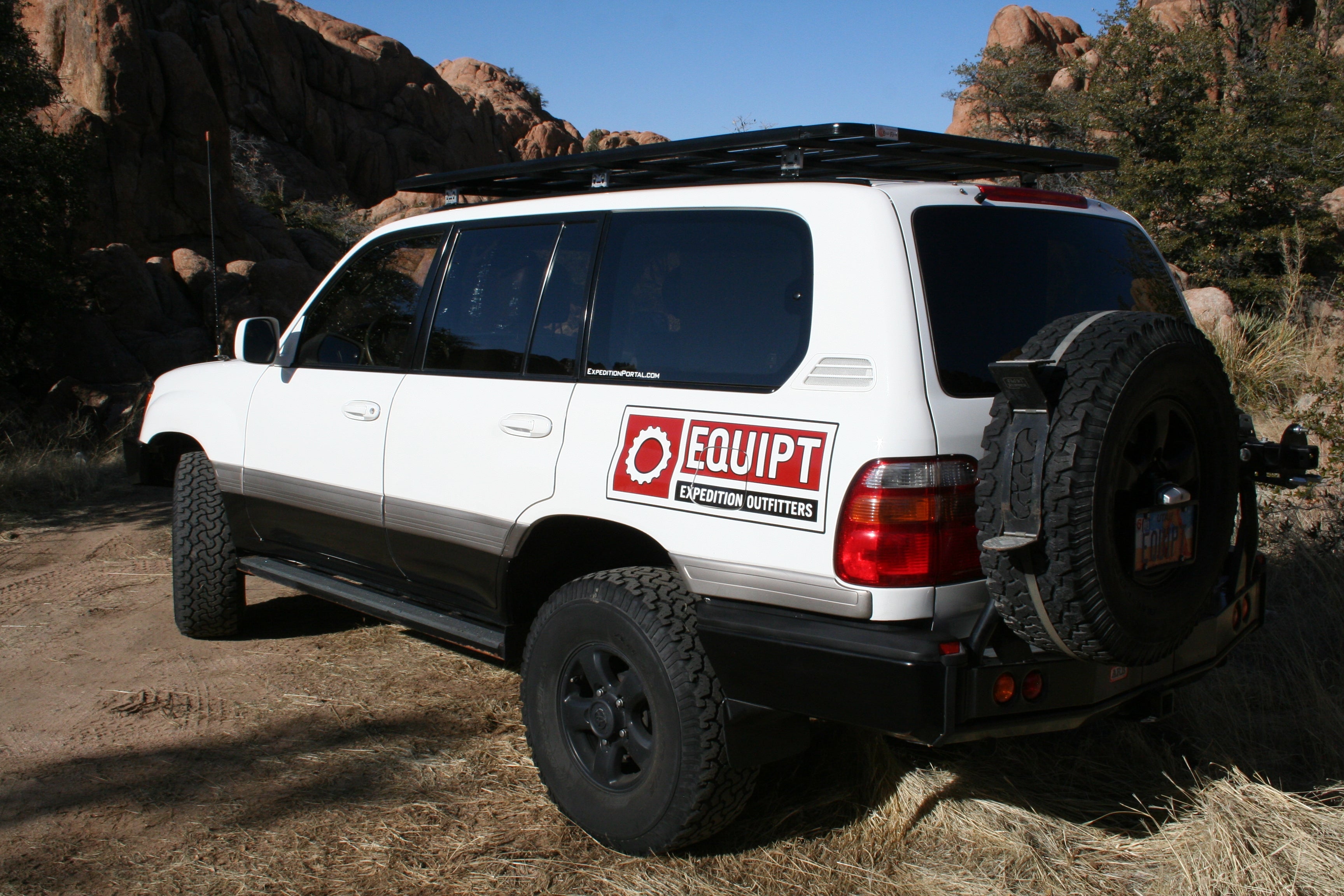 装备丰田陆地巡洋舰 100 系列 K9 车顶行李架套件