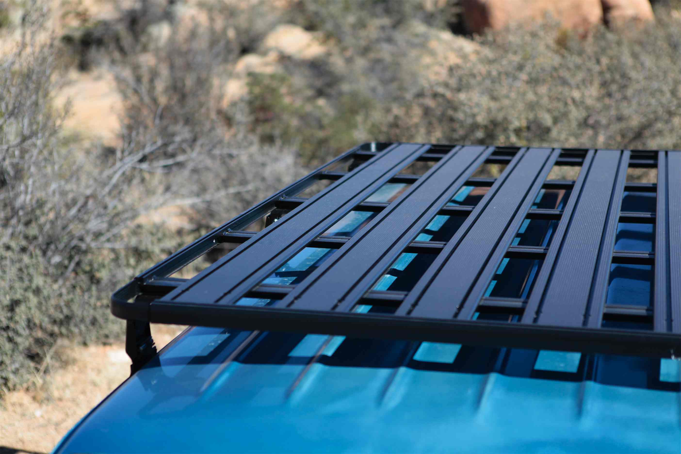 装备丰田陆地巡洋舰 60 系列 K9 车顶行李架套件