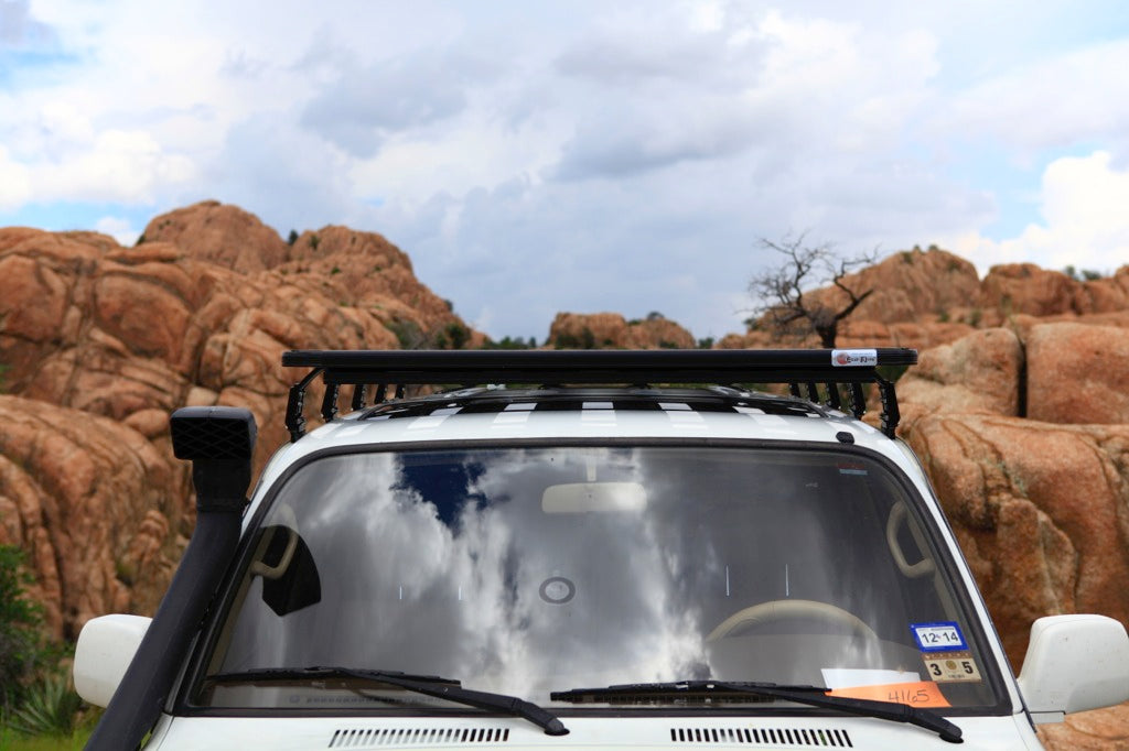 装备丰田陆地巡洋舰 80 系列 K9 车顶行李架套件