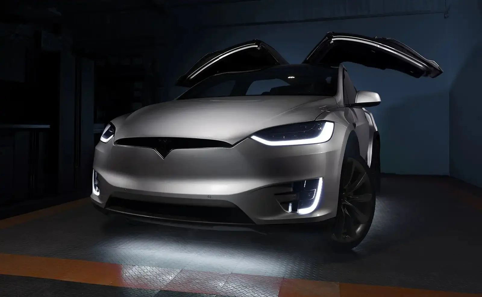 TeslaModelX_White_1copy_59cd4c45-46e5-4f47-b8e4-8846477e3bc2 - NVMOS