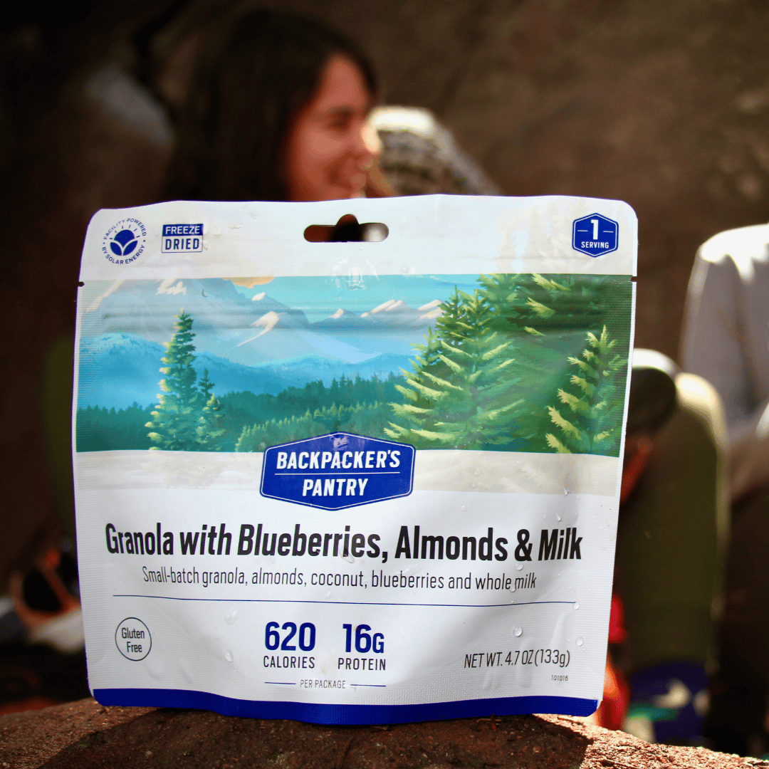 Granola con arándanos, almendras y leche