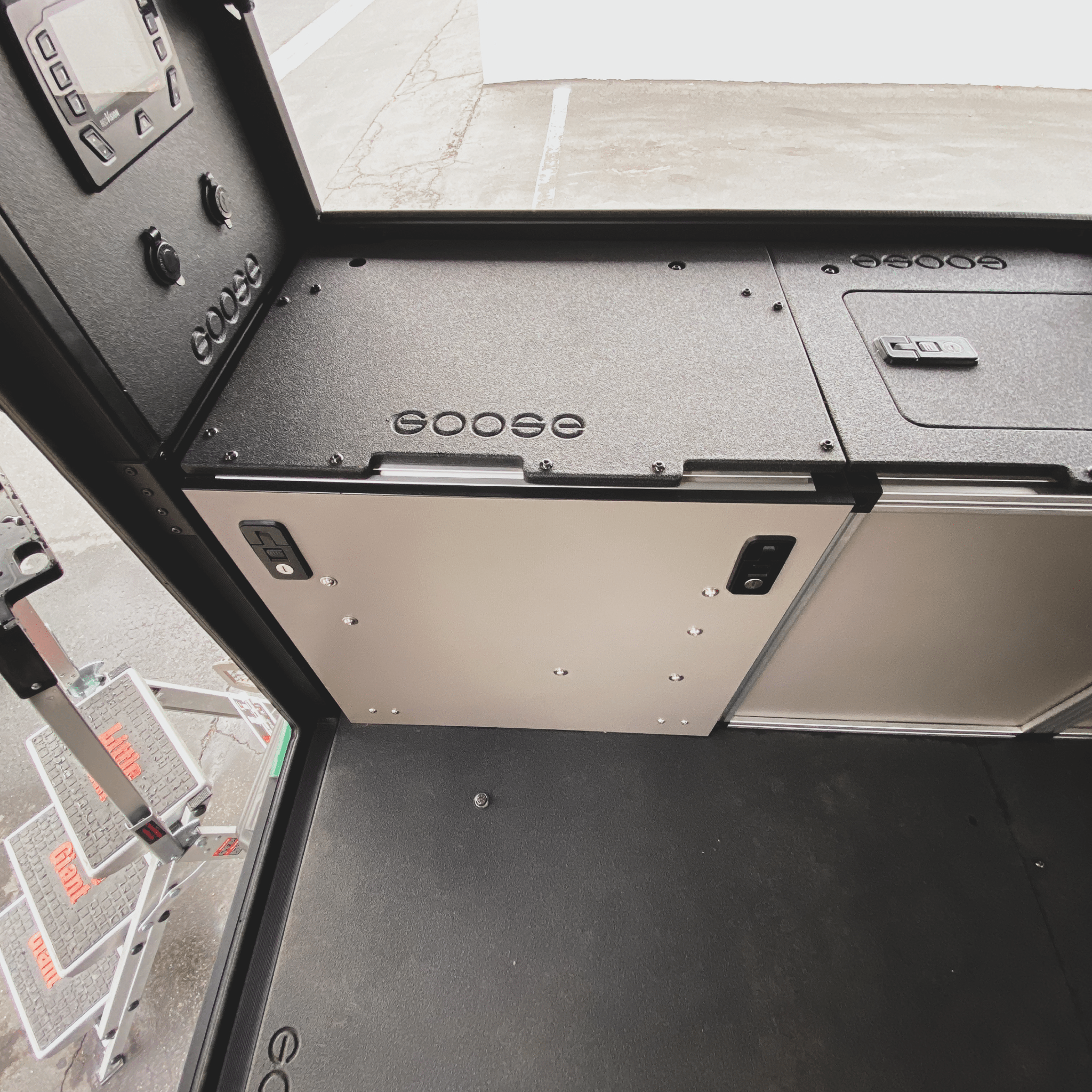 Alu-Cab Canopy Camper V2 - Toyota Tacoma 2005-2023 2nd & 3rd Gen. - Rear Power Management Module - 5' Bed