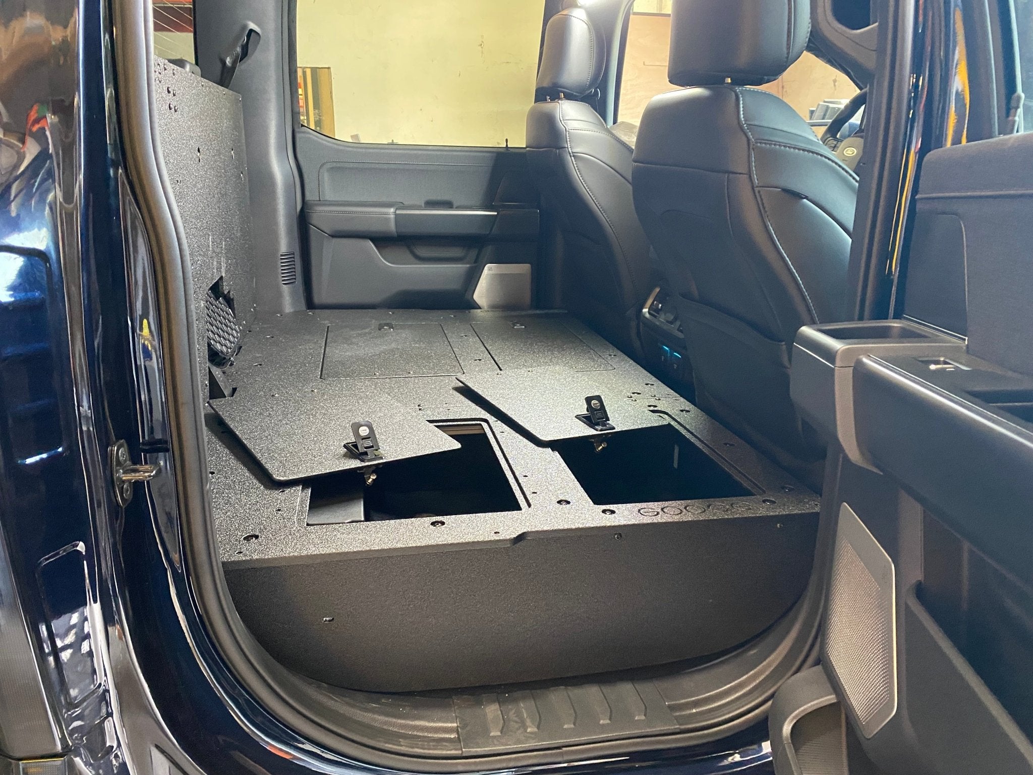 Ford - F150 2021-Presente - SuperCrew de 14.ª generación - Sistema de placa de eliminación de asientos de la segunda fila con subwoofer B&O de fábrica en la pared central con puerto exterior