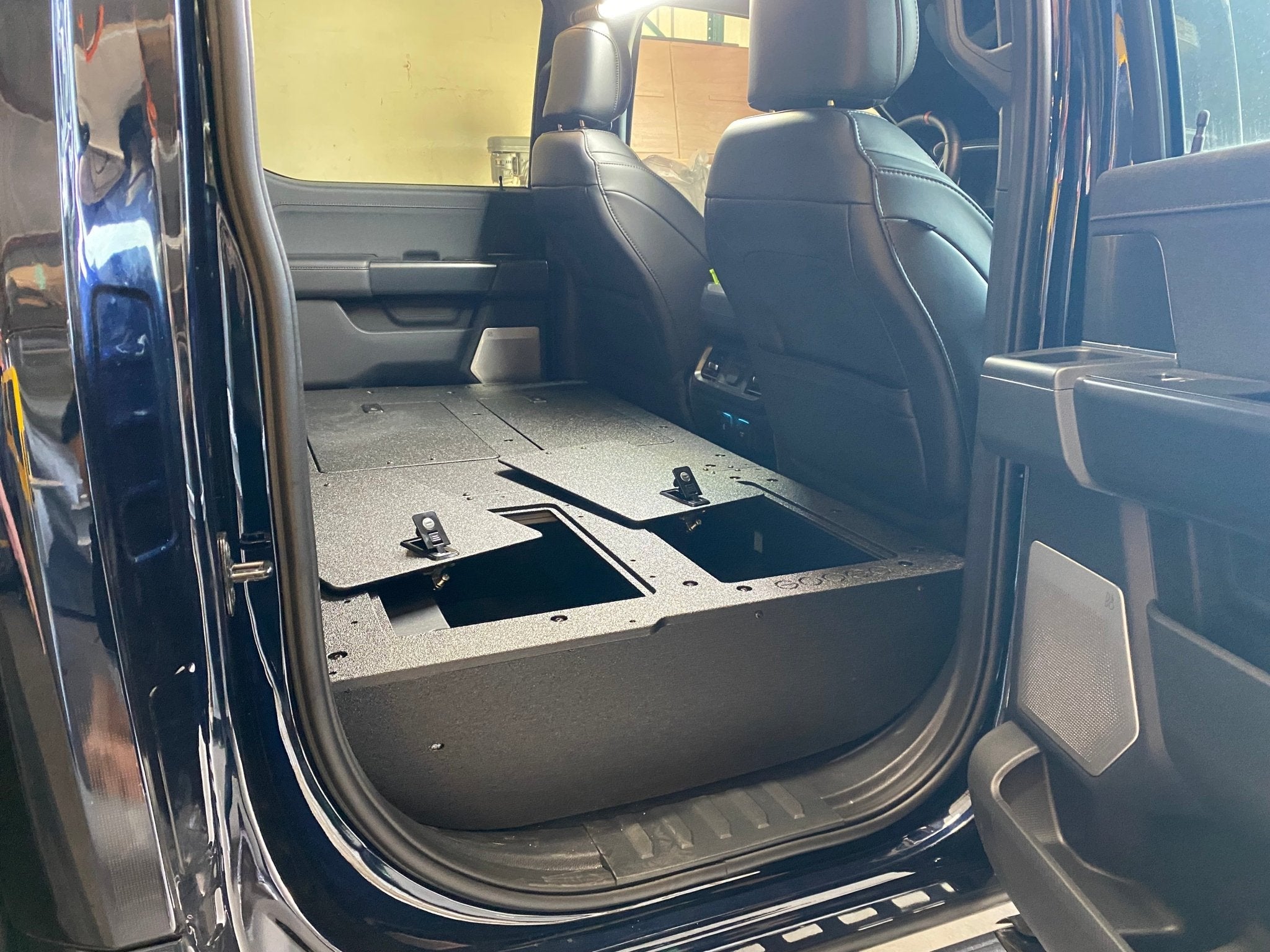 Ford - F150 2021-Presente - SuperCrew de 14.ª generación - Sistema de placa de eliminación de asientos de la segunda fila con subwoofer B&O de fábrica en la pared central con puerto exterior