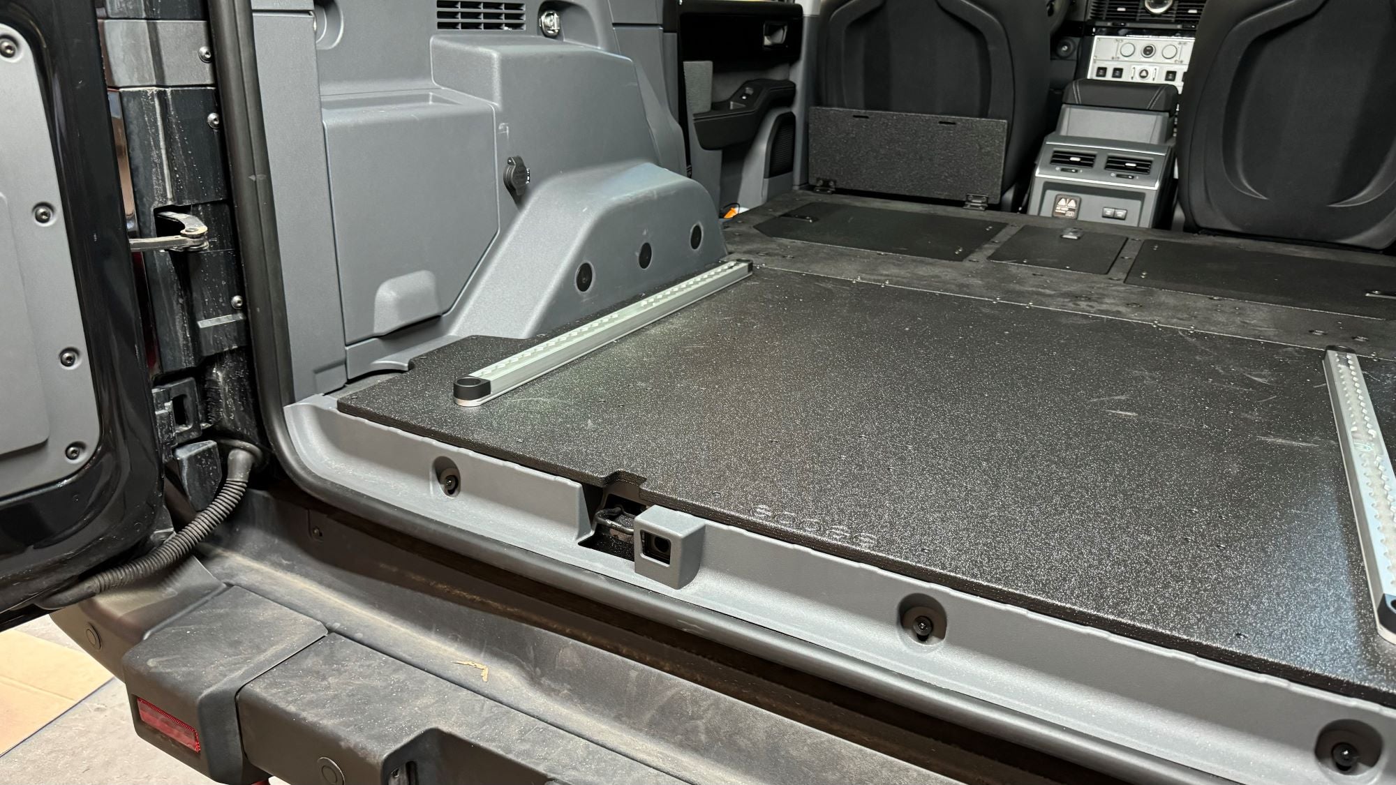 Ineos - Grenadier - 2024-Actualidad - 1.ª generación - Serie Explore - Sistema de placa trasera