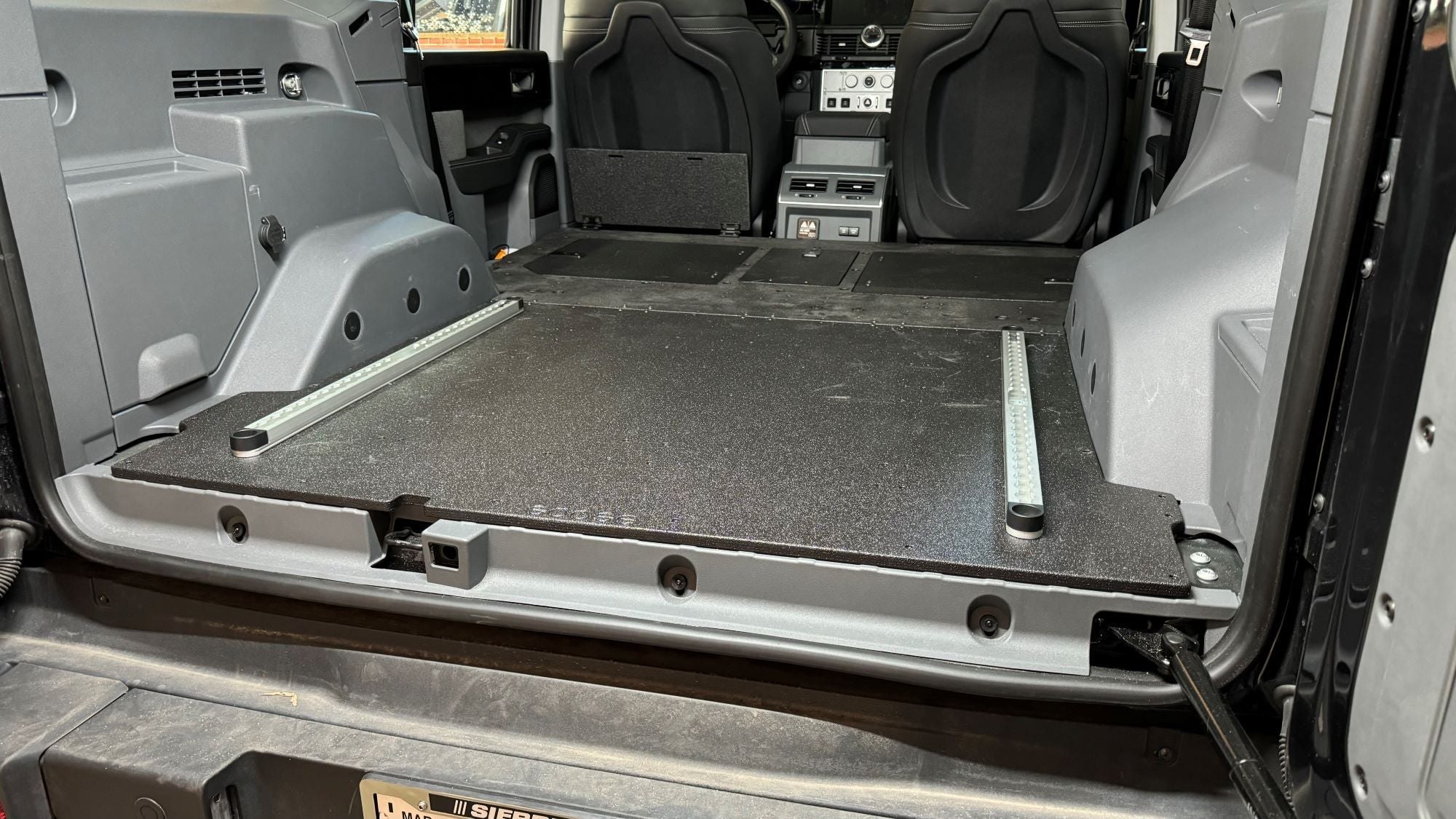 Ineos - Grenadier - 2024-Actualidad - 1.ª generación - Serie Explore - Sistema de placa trasera