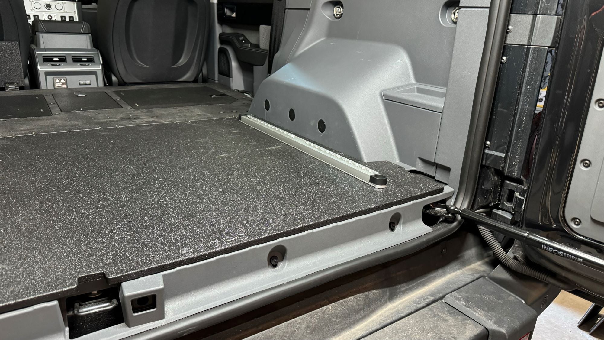 Ineos - Grenadier - 2024-Actualidad - 1.ª generación - Serie Explore - Sistema de placa trasera