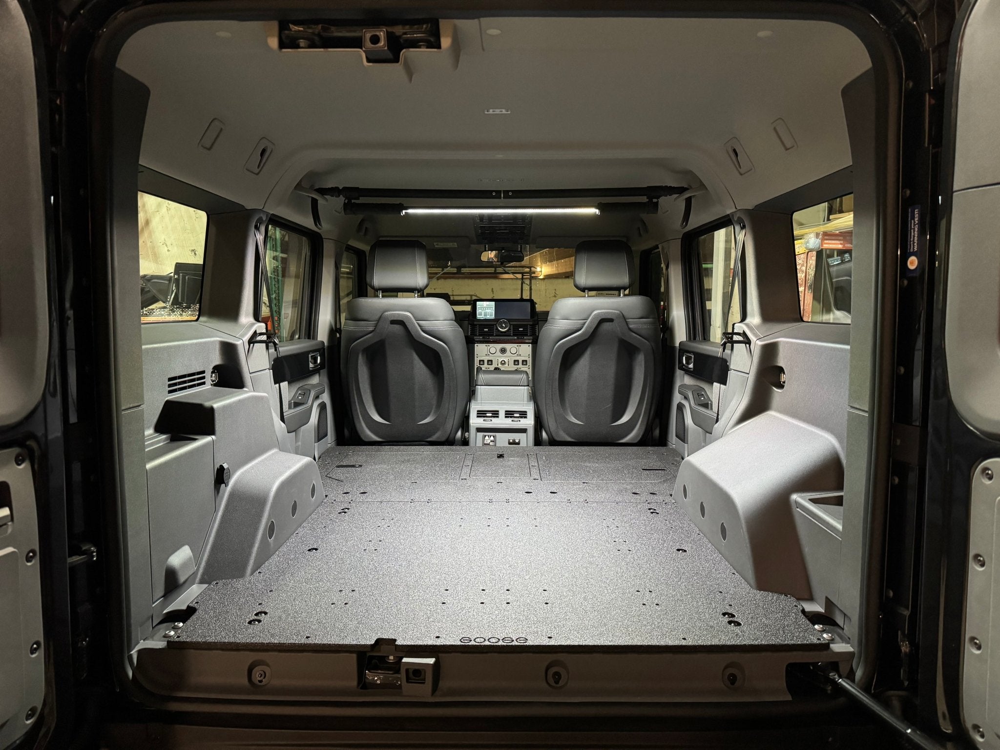 Ineos - Grenadier - 2024-Presente - 1.ª generación - Serie Explore - Sistema de placa de eliminación del asiento de la segunda fila