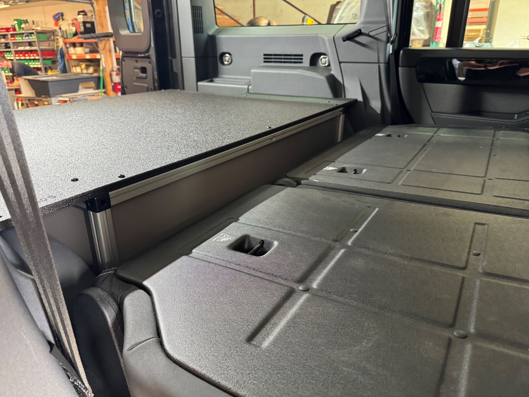 Ineos - Grenadier - 2024-Presente - 1.ª generación - Serie Explore - Módulo de cajón lateral con placa superior ajustada de 41-3/8" de ancho x 10" de alto x 34" de profundidad