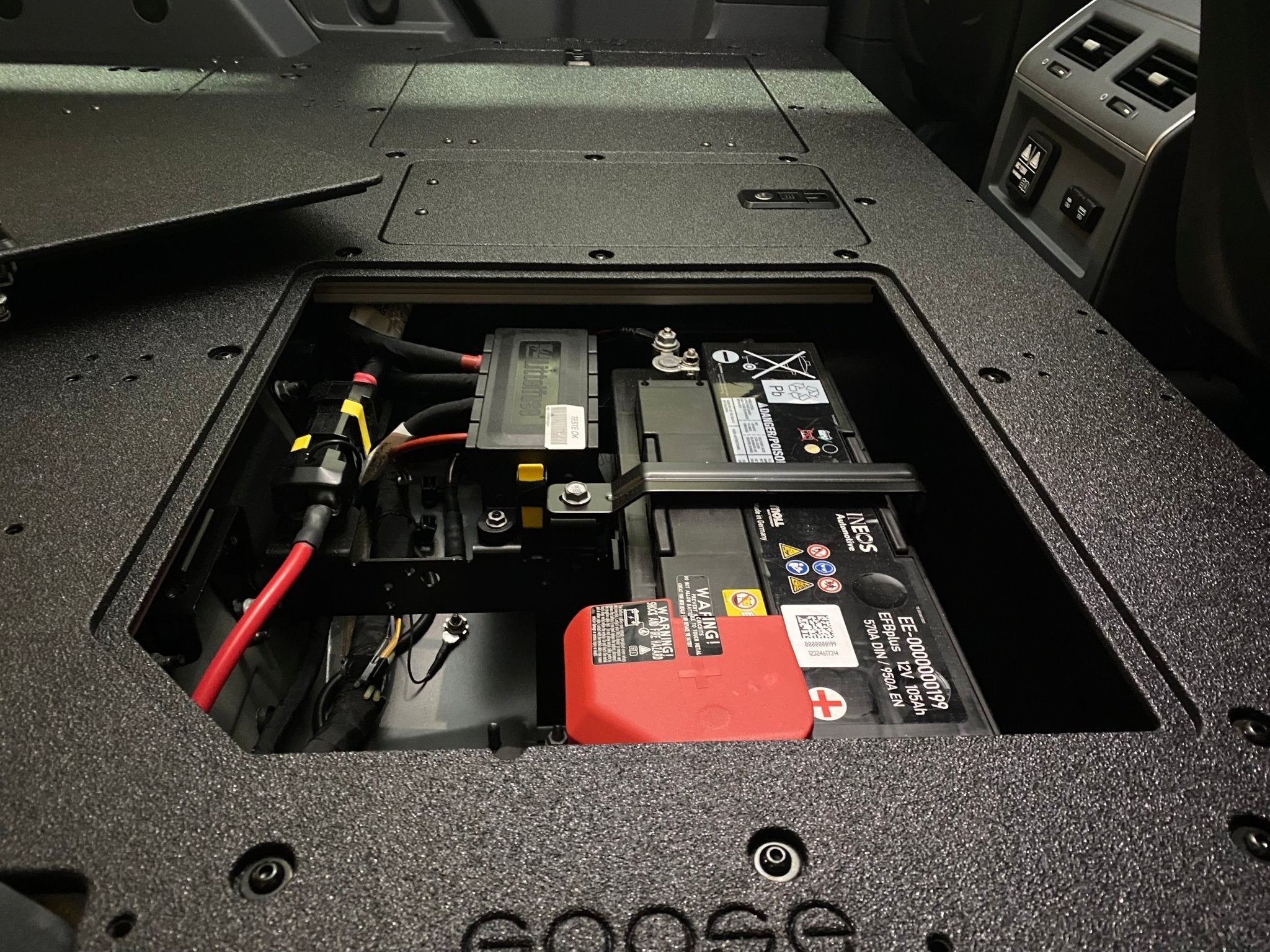 Ineos - Grenadier - 2024-Presente - 1.ª generación - Serie Explore - Sistema de placa de eliminación del asiento de la segunda fila