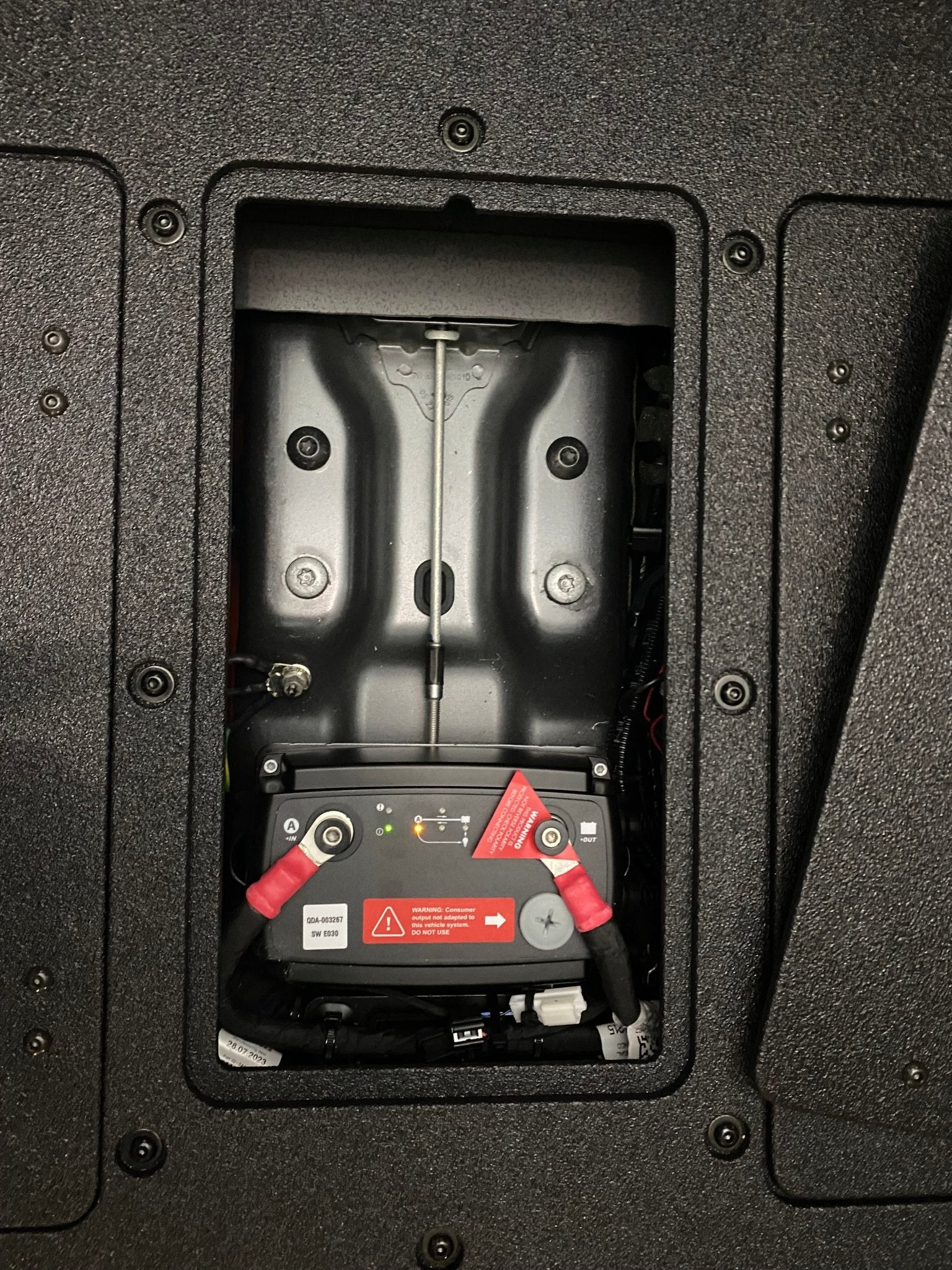 Ineos - Grenadier - 2024-Presente - 1.ª generación - Serie Explore - Sistema de placa de eliminación del asiento de la segunda fila