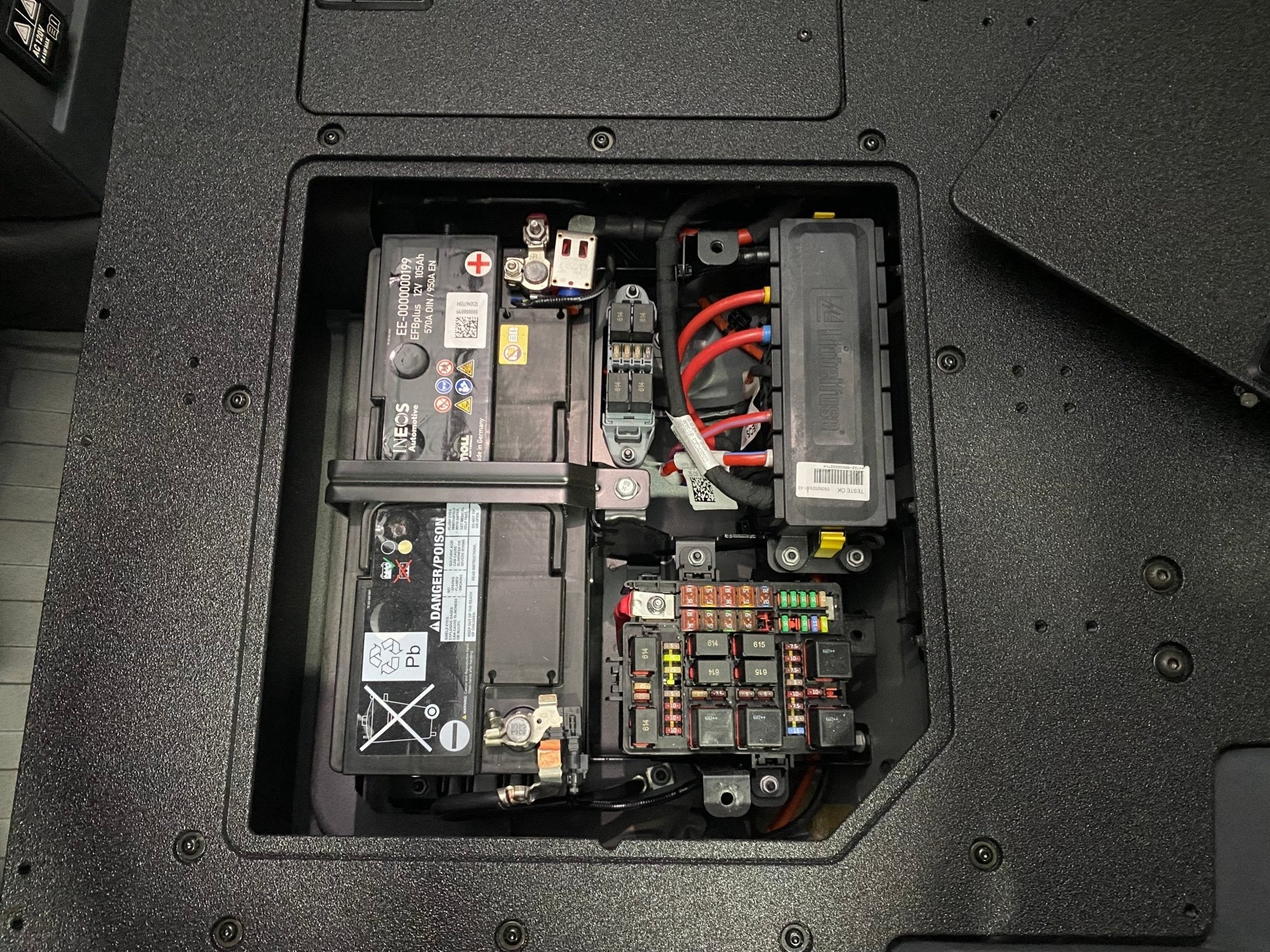 Ineos - Grenadier - 2024-Presente - 1.ª generación - Serie Explore - Sistema de placa de eliminación del asiento de la segunda fila