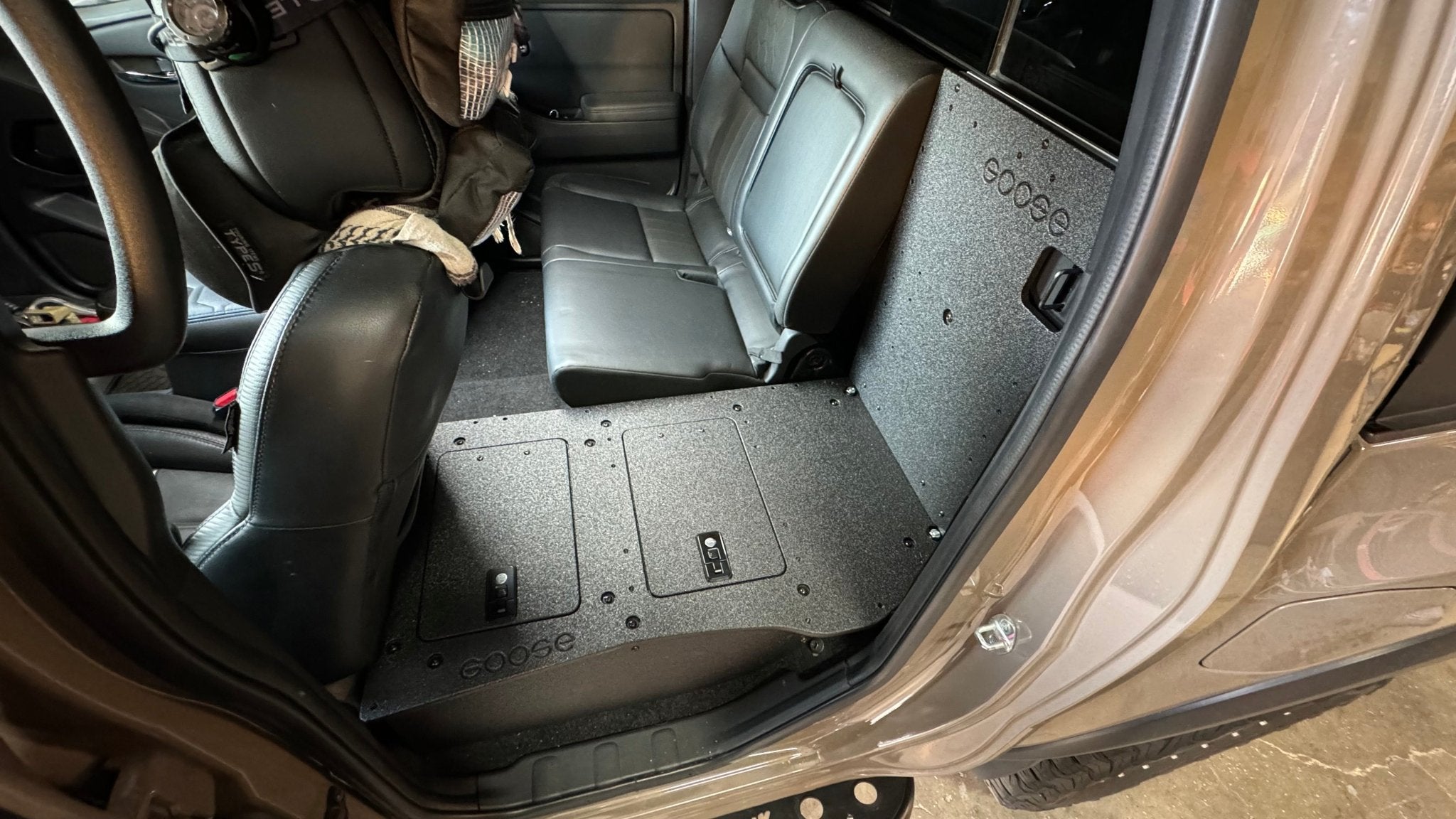 Nissan - Frontier - Crew Cab - 2021-Presente - 3ra generación - Serie Explore - Sistema de placa de eliminación del asiento de la segunda fila