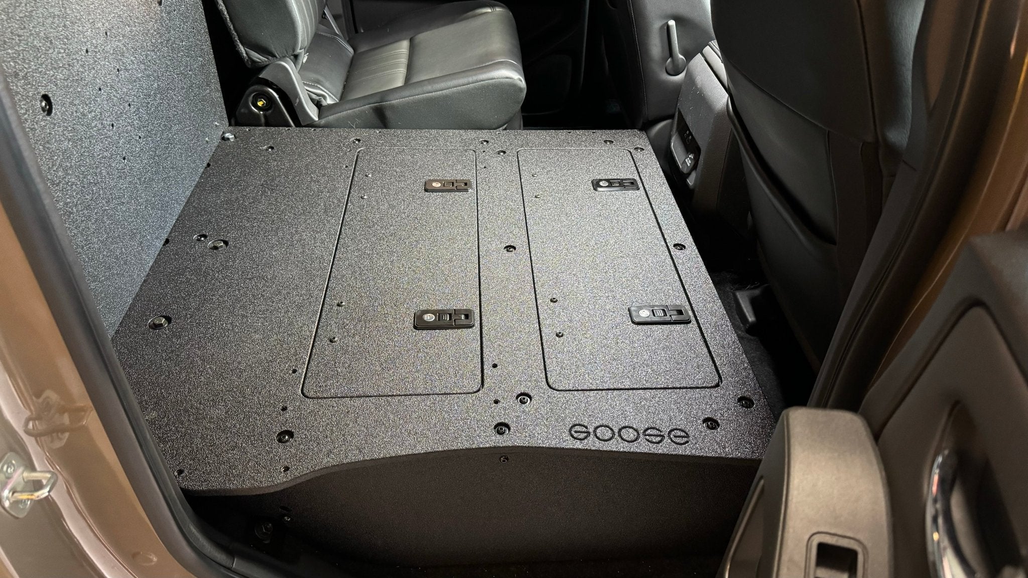 Nissan - Frontier - Crew Cab - 2021-Presente - 3ra generación - Serie Explore - Sistema de placa de eliminación del asiento de la segunda fila