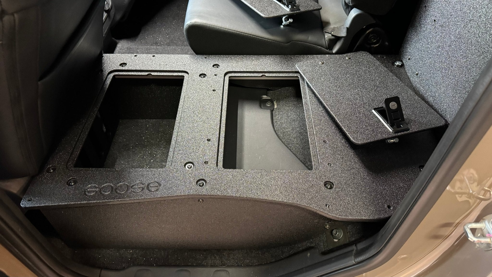 Nissan - Frontier - Crew Cab - 2021-Presente - 3ra generación - Serie Explore - Sistema de placa de eliminación del asiento de la segunda fila