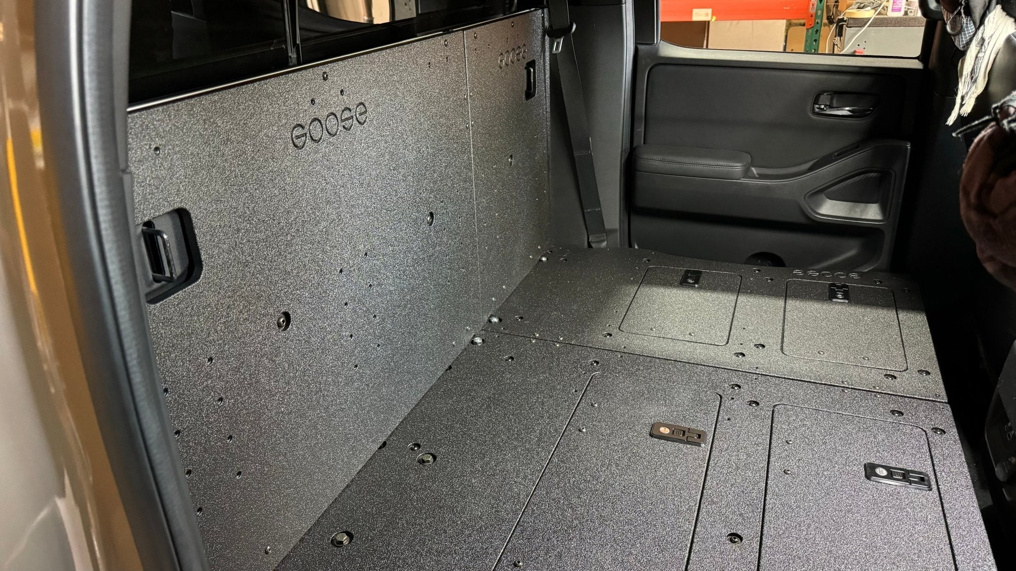 Nissan - Frontier - Crew Cab - 2021-Presente - 3ra generación - Serie Explore - Sistema de placa de eliminación del asiento de la segunda fila