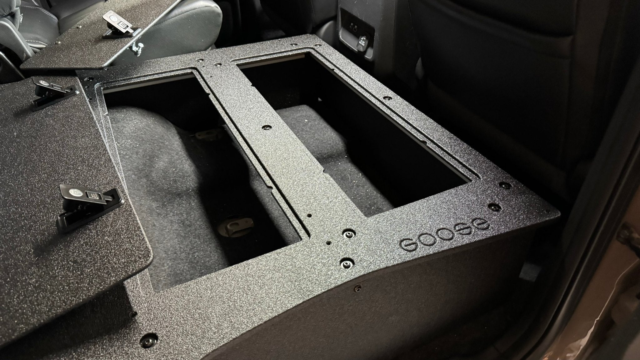 Nissan - Frontier - Crew Cab - 2021-Presente - 3ra generación - Serie Explore - Sistema de placa de eliminación del asiento de la segunda fila