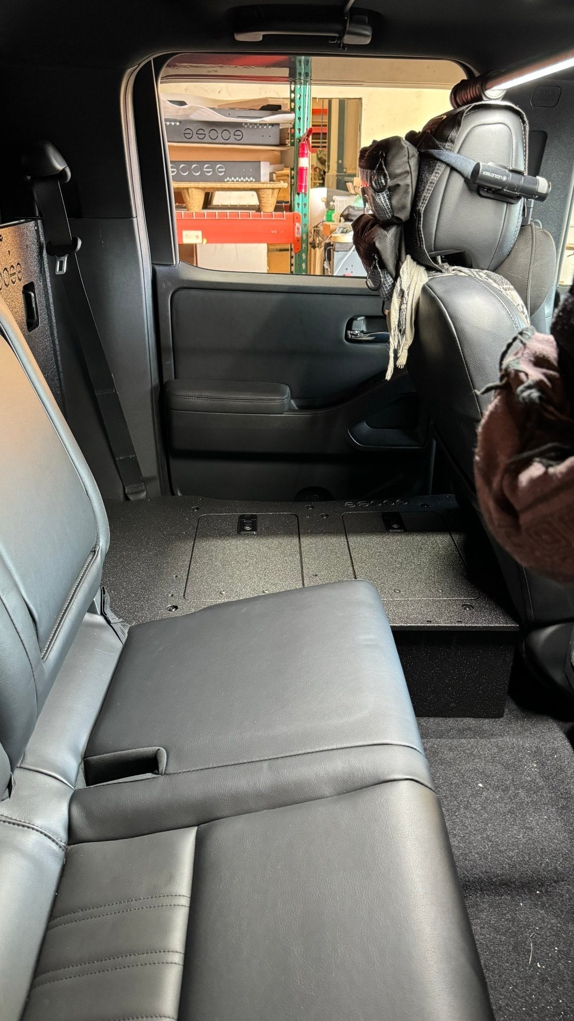 Nissan - Frontier - Crew Cab - 2021-Presente - 3ra generación - Serie Explore - Sistema de placa de eliminación del asiento de la segunda fila