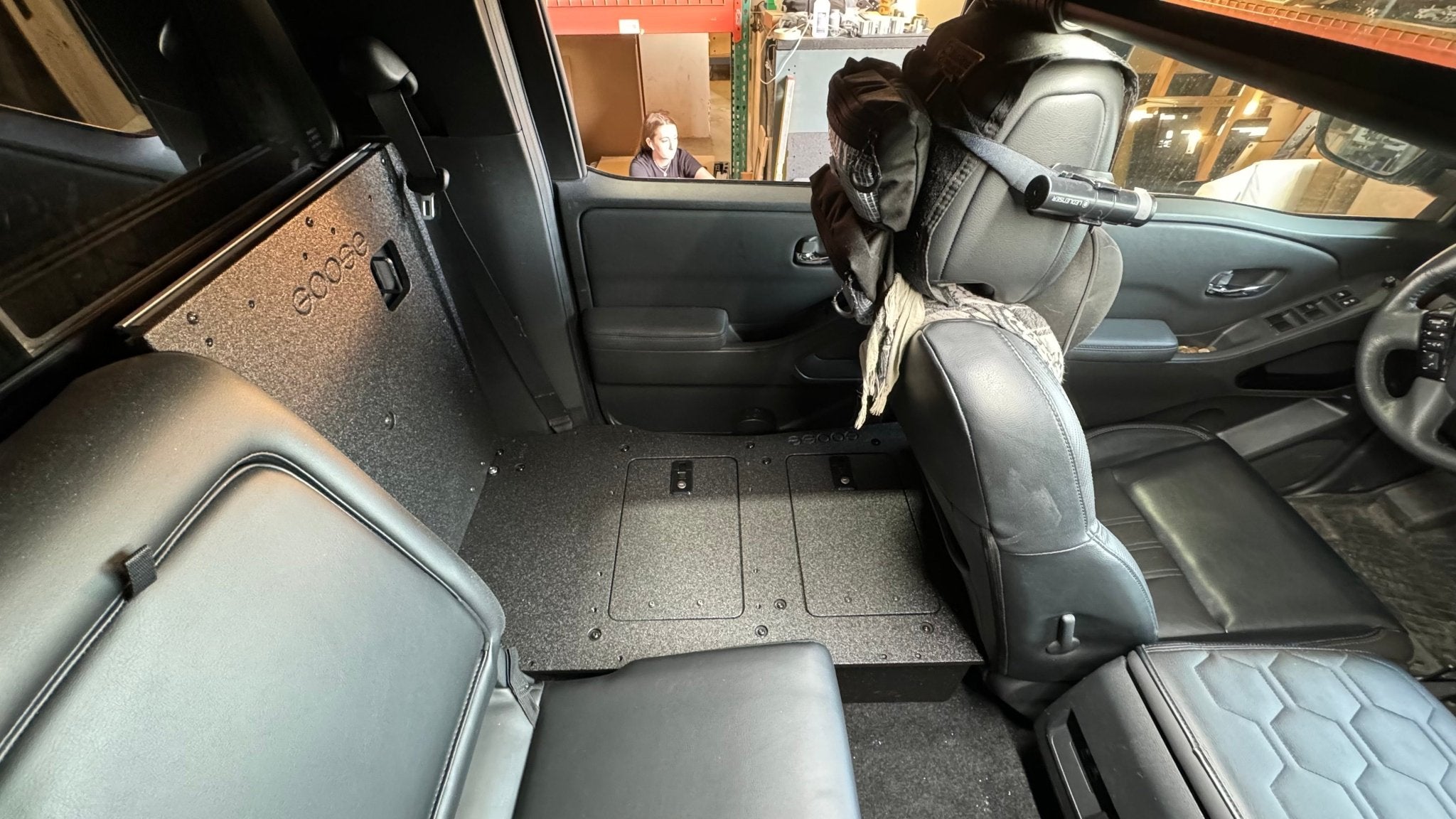 Nissan - Frontier - Crew Cab - 2021-Presente - 3ra generación - Serie Explore - Sistema de placa de eliminación del asiento de la segunda fila