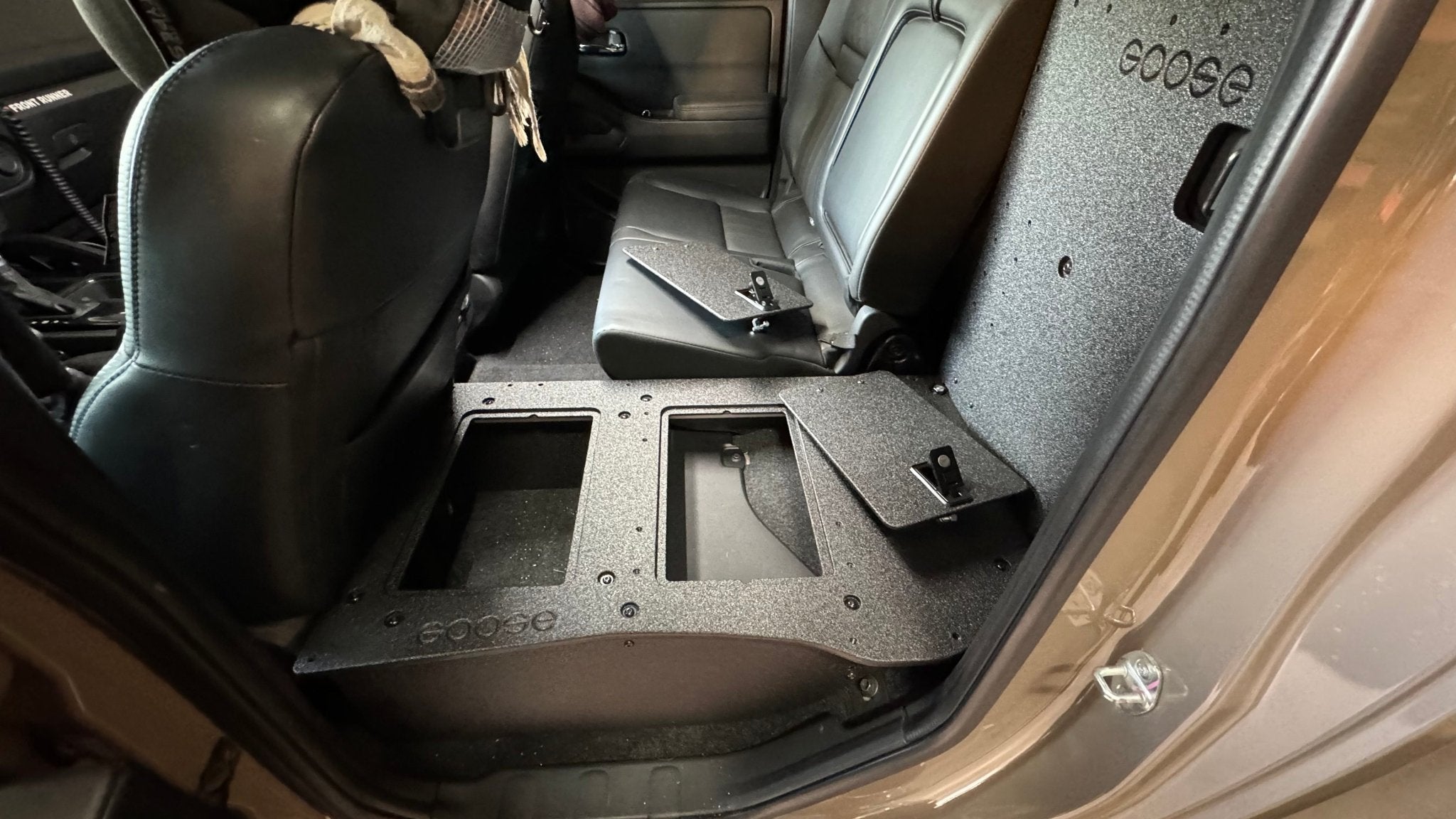 Nissan - Frontier - Crew Cab - 2021-Presente - 3ra generación - Serie Explore - Sistema de placa de eliminación del asiento de la segunda fila