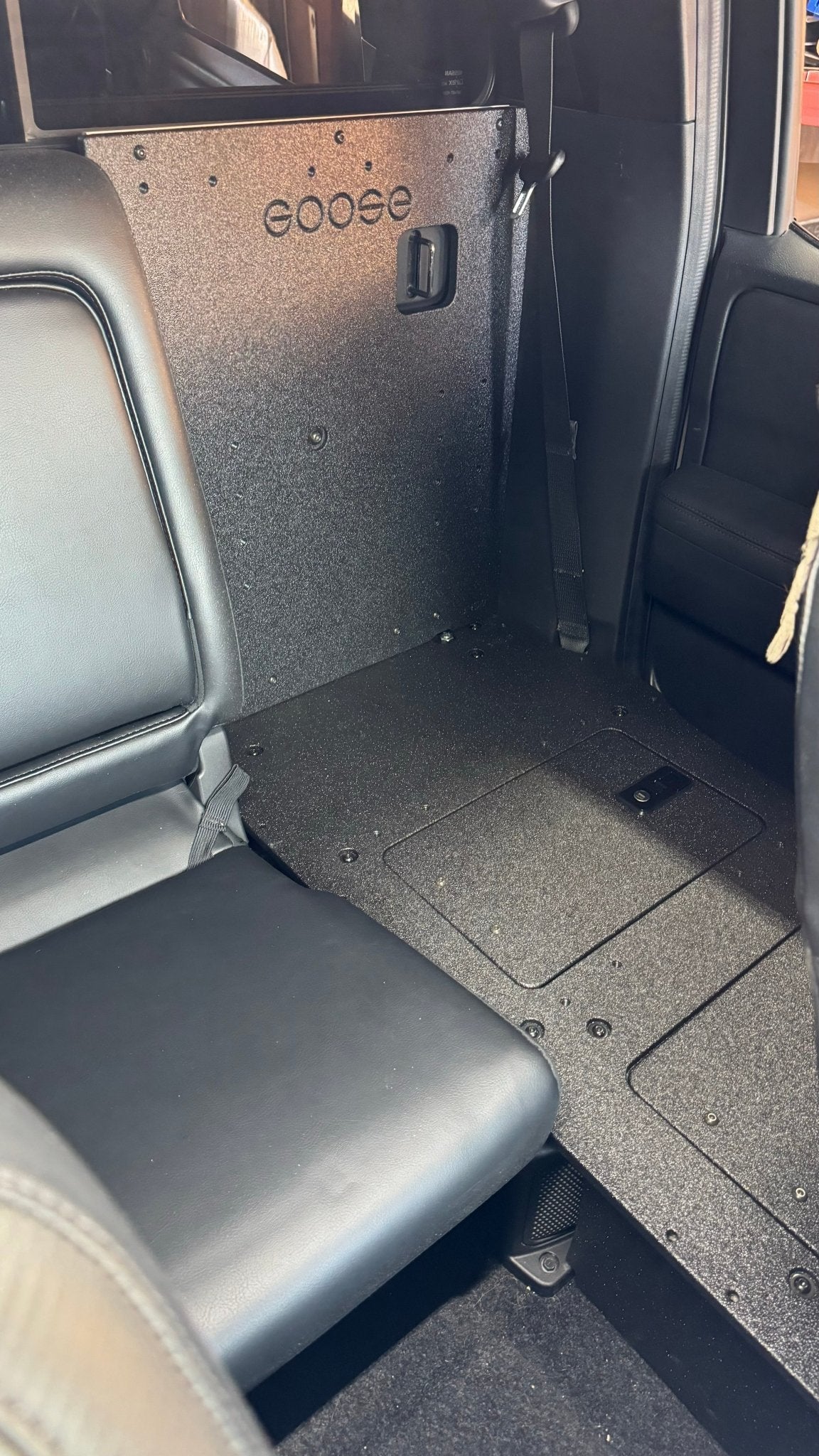 Nissan - Frontier - Crew Cab - 2021-Presente - 3ra generación - Serie Explore - Sistema de placa de eliminación del asiento de la segunda fila