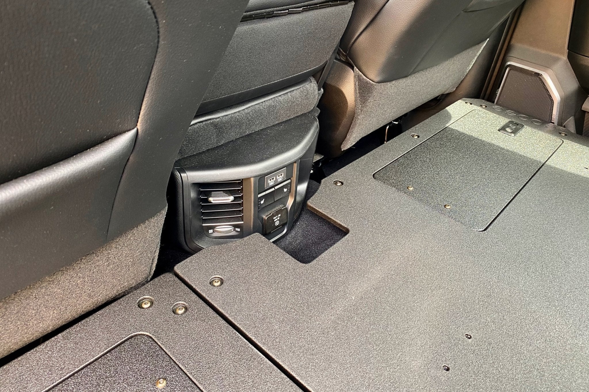 Ram 2500/3500 2009-Presente 4.ª y 5.ª generación, cabina doble: sistema de placa de eliminación del asiento de la segunda fila