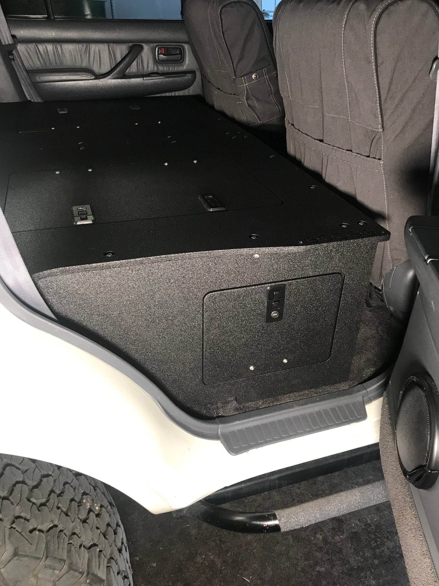 Toyota Land Cruiser 1991-1997 Serie 80 - Sistema de placa de eliminación de asientos de la segunda fila - Plataforma de altura del módulo